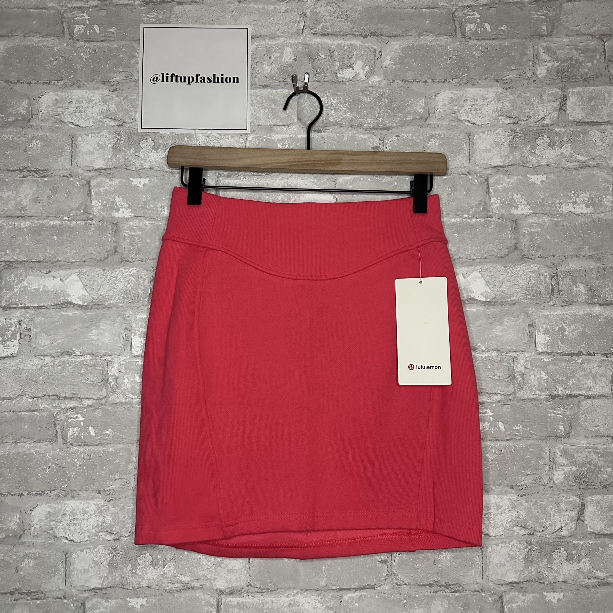 Lululemon Lululemon Scuba High Rise Mini Skirt NWT Size Small (GLZP) Size 28" / US 6 / IT 42 - 1 Thumbnail