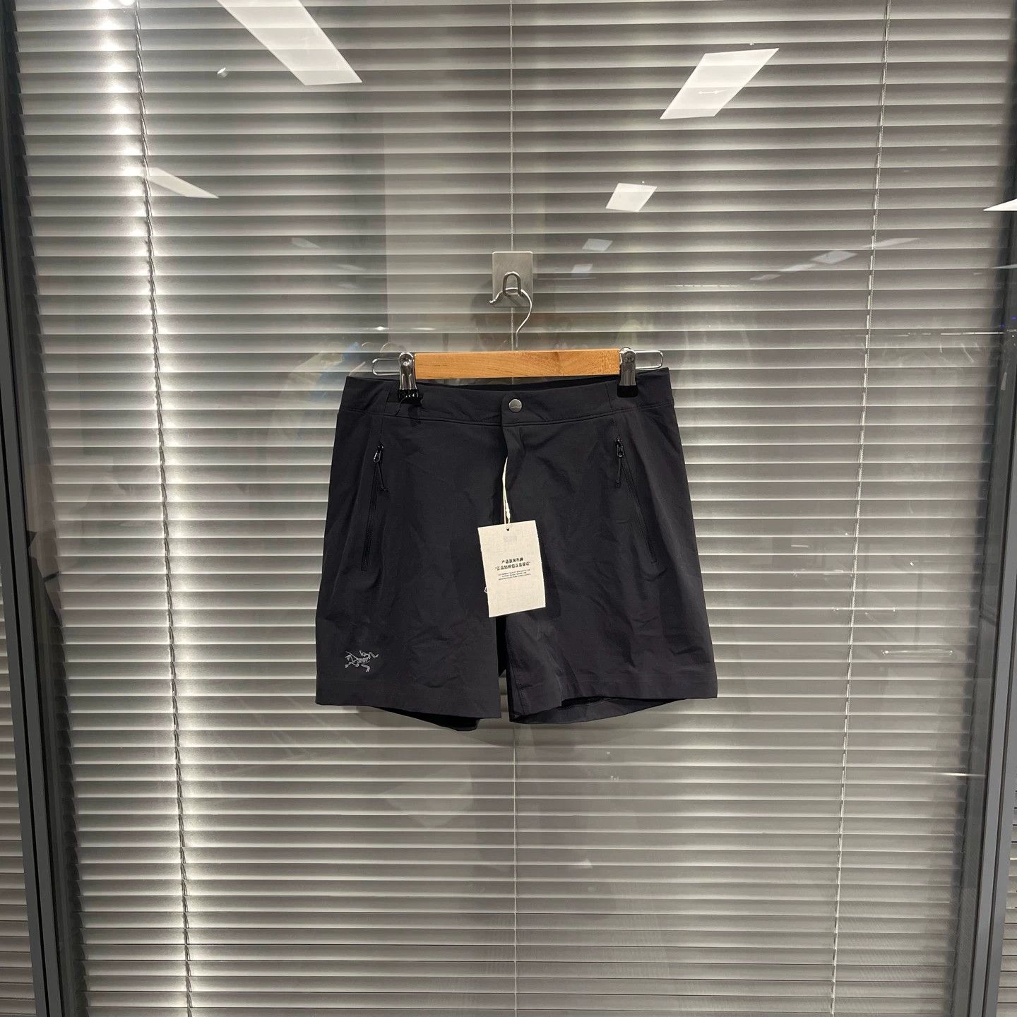 Arc'teryx Arcteryx mid-waist embroidered zipper 3" casual short 4 Size 27" / US 4 / IT 40 - 1 Thumbnail