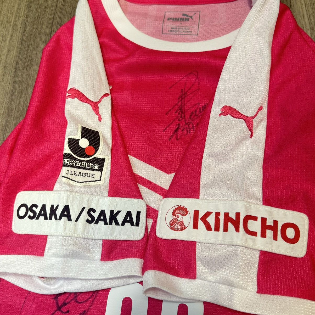 Puma Osaka Cerezo 2018 squad signed jersey Size US M / EU 48-50 / 2 - 9 Thumbnail