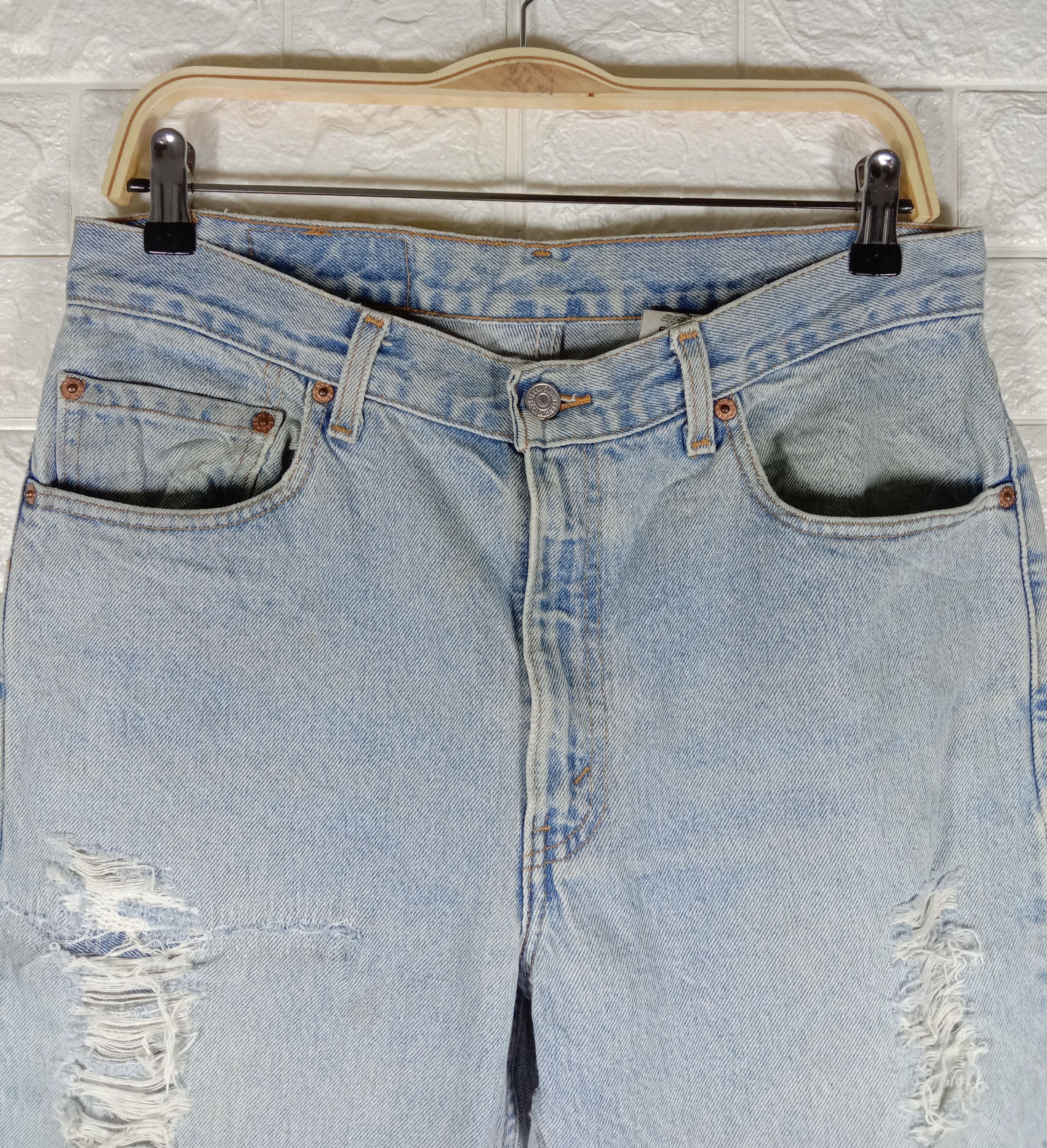 Levi's Vintage Levi’s 505 Ripped Jeans Regular Fit Light Wash Denim Size US 33 - 2 Thumbnail