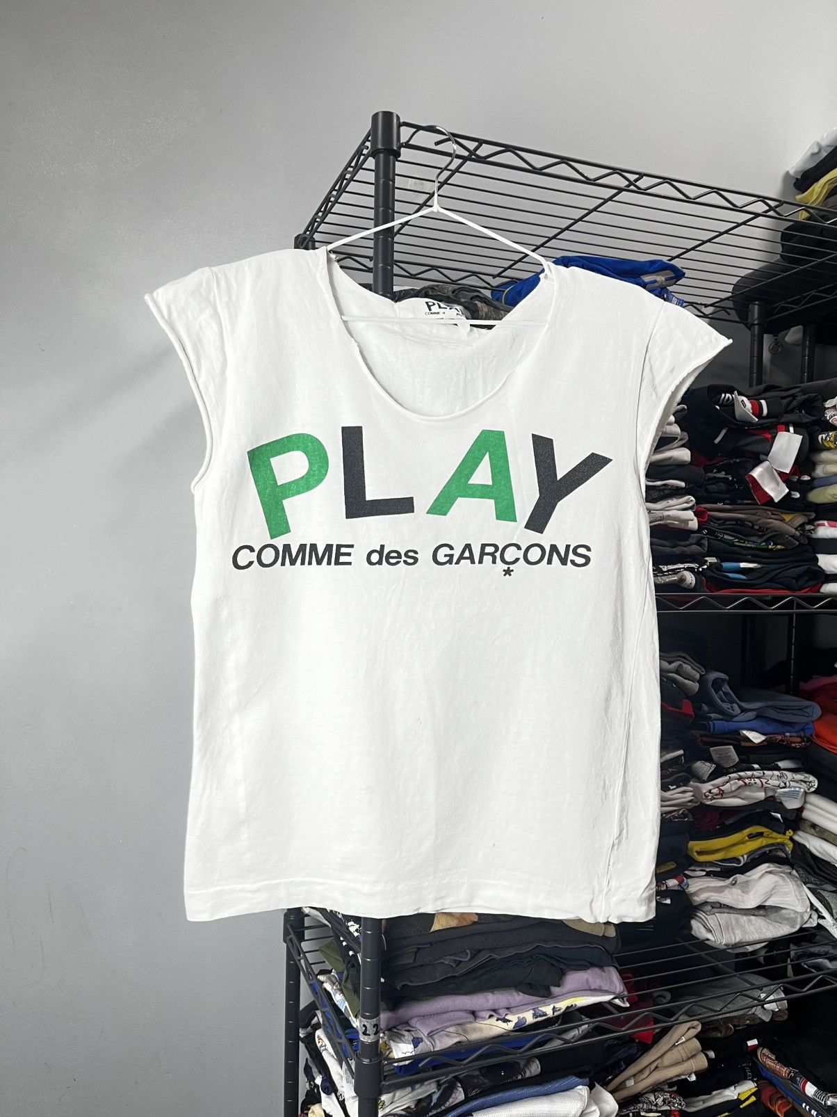 Hypebeast Vintage Comme Des Garcons Play Archive Sleeveles T shirt Size US S / EU 44-46 / 1 - 1 Thumbnail