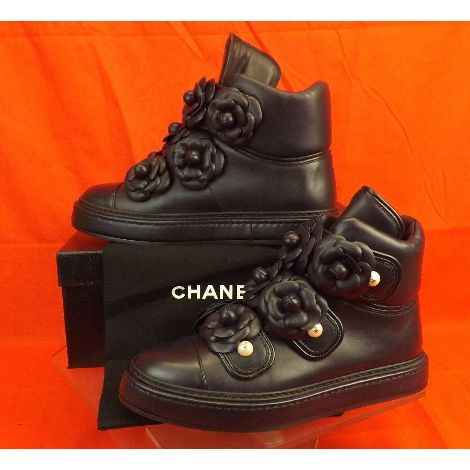 Chanel NAVY LEATHER CAMELLIA FLOWERS PEARLS CC G31628 SNEAKERS 37.5 Size US 7.5 / IT 37.5 - 11 Thumbnail