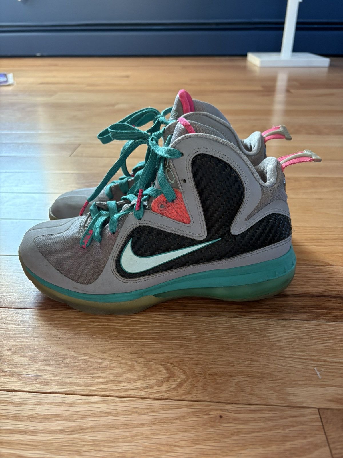 Nike LeBron 9 Southbeach Size US 6 / EU 39 - 2 Thumbnail
