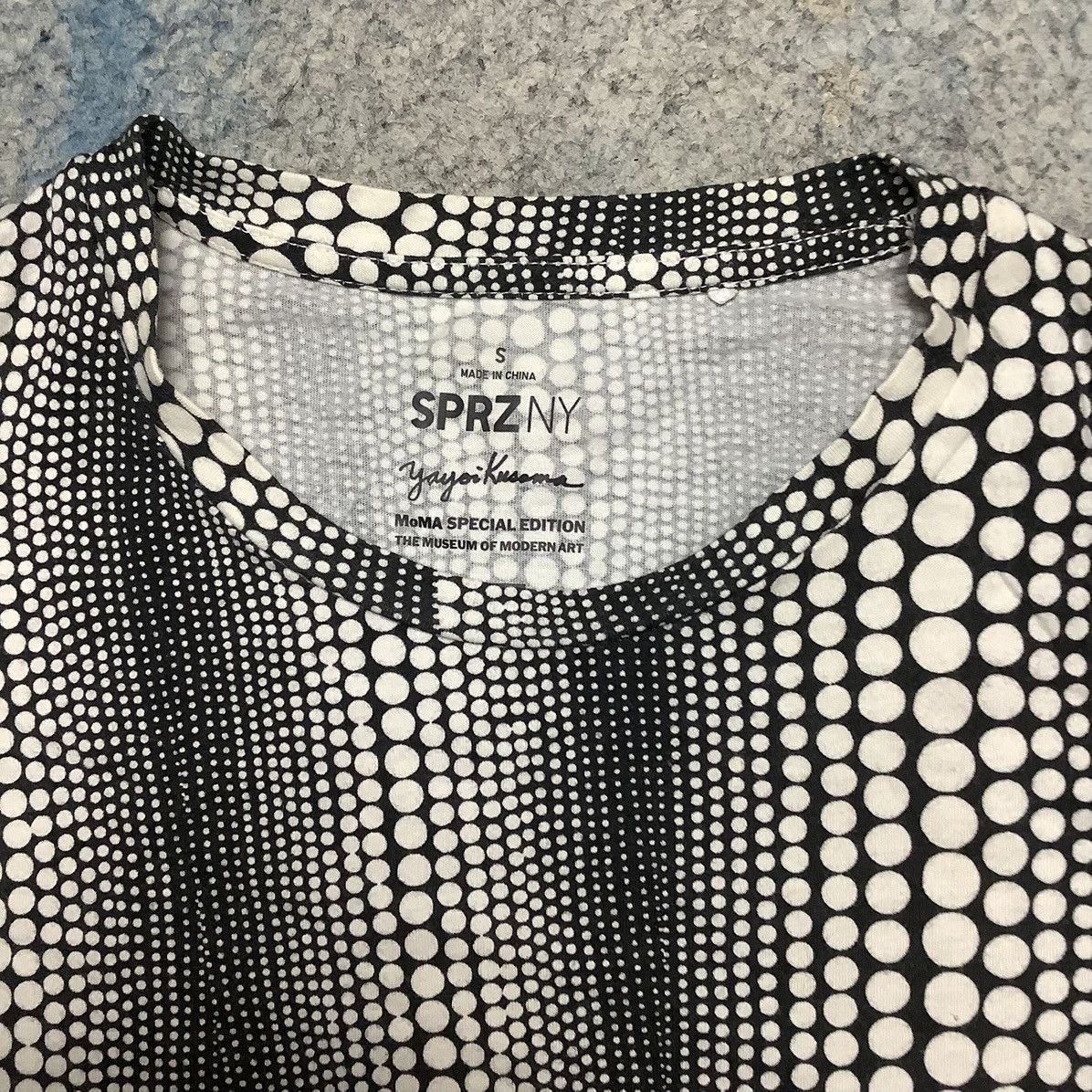 MoMA × Uniqlo × Yayoi Kusama Rare! Uniqlo x Yayoi Kusama x MOMA Abstract Size US S / EU 44-46 / 1 - 6 Thumbnail