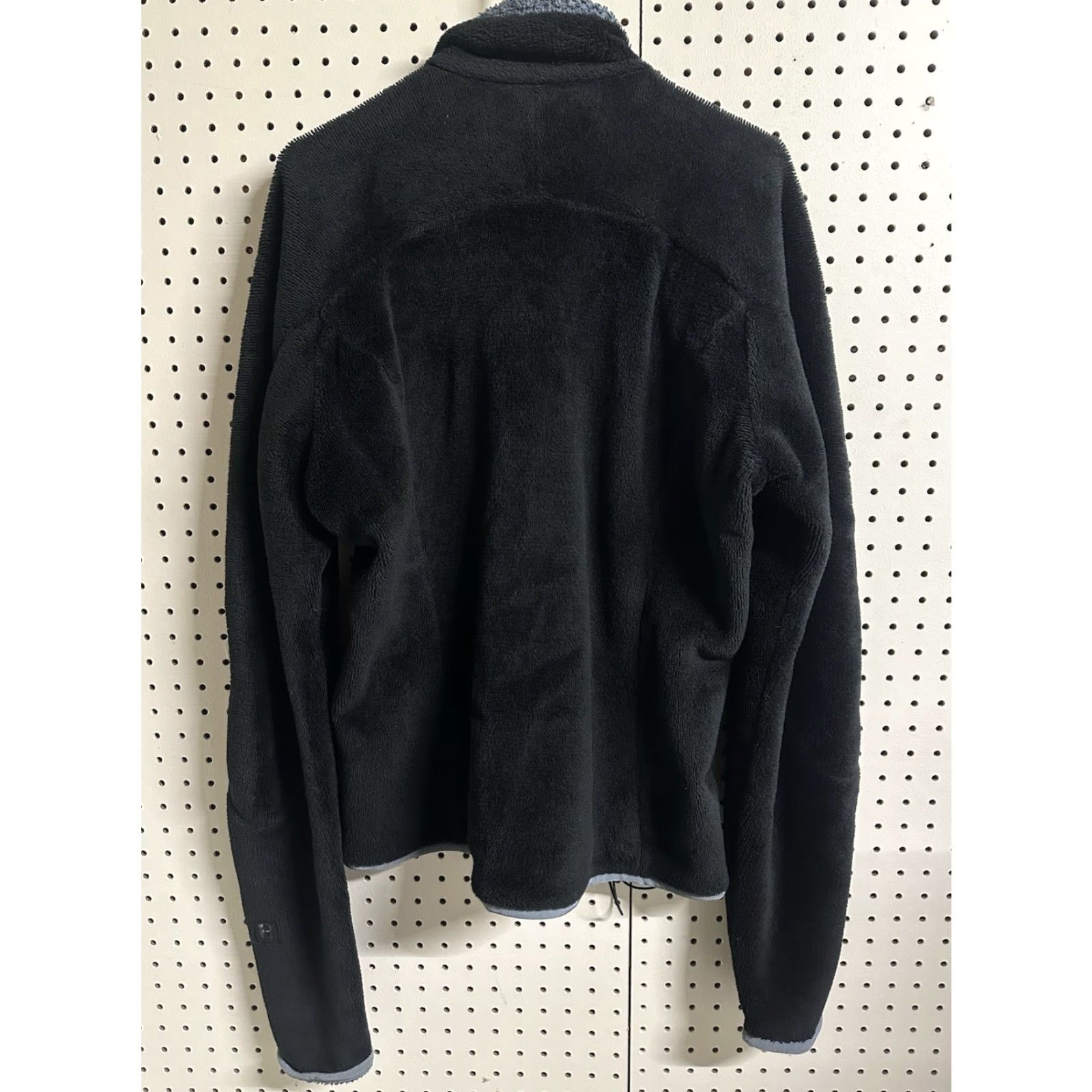 Patagonia Patagonia Jacket Womens XL Black Fleece Full Zip Regulator R2 Vintage? No - Classic Patagonia Logo Pockets Regular Fit Size XL Size XL / US 12-14 / IT 48-50 - 3 Thumbnail