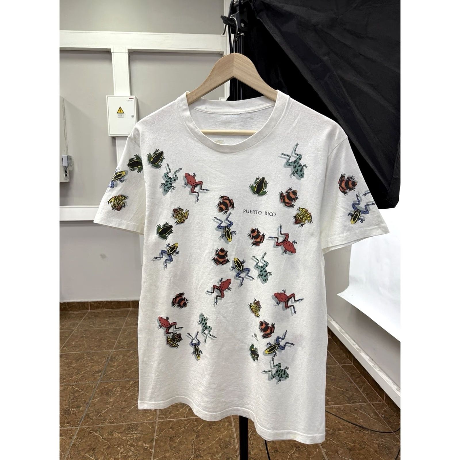 Hanes VINTAGE 90s Dan Gilbert Poison Dart Frogs Puerto Rico T-Shirt Size M White Hanes Shirt Mens Size US M / EU 48-50 / 2 - 2 Thumbnail