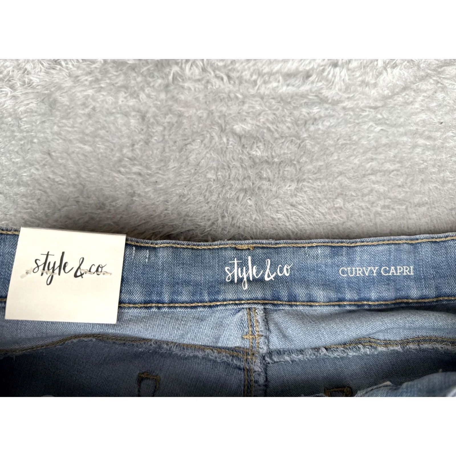 Vintage Style&co. Jeans Capri Womens 12P Blue Light Wash Mid Rise Denim 32x22 Capri Jeans Womens 12P Petite Blue Light Wasch Capri Size 34" / US 12 / IT 48 - 6 Thumbnail