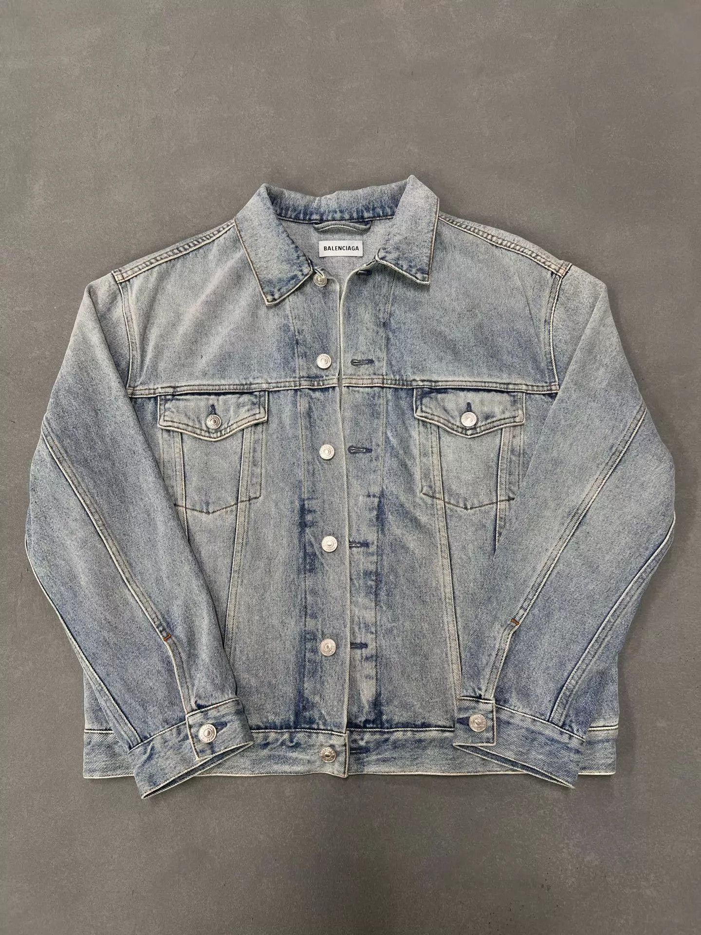 Balenciaga Balenciaga Light Wash Denim Jacket Back Rhinestone Logo 34 Size XXS / US 00 / IT 34 - 1 Thumbnail