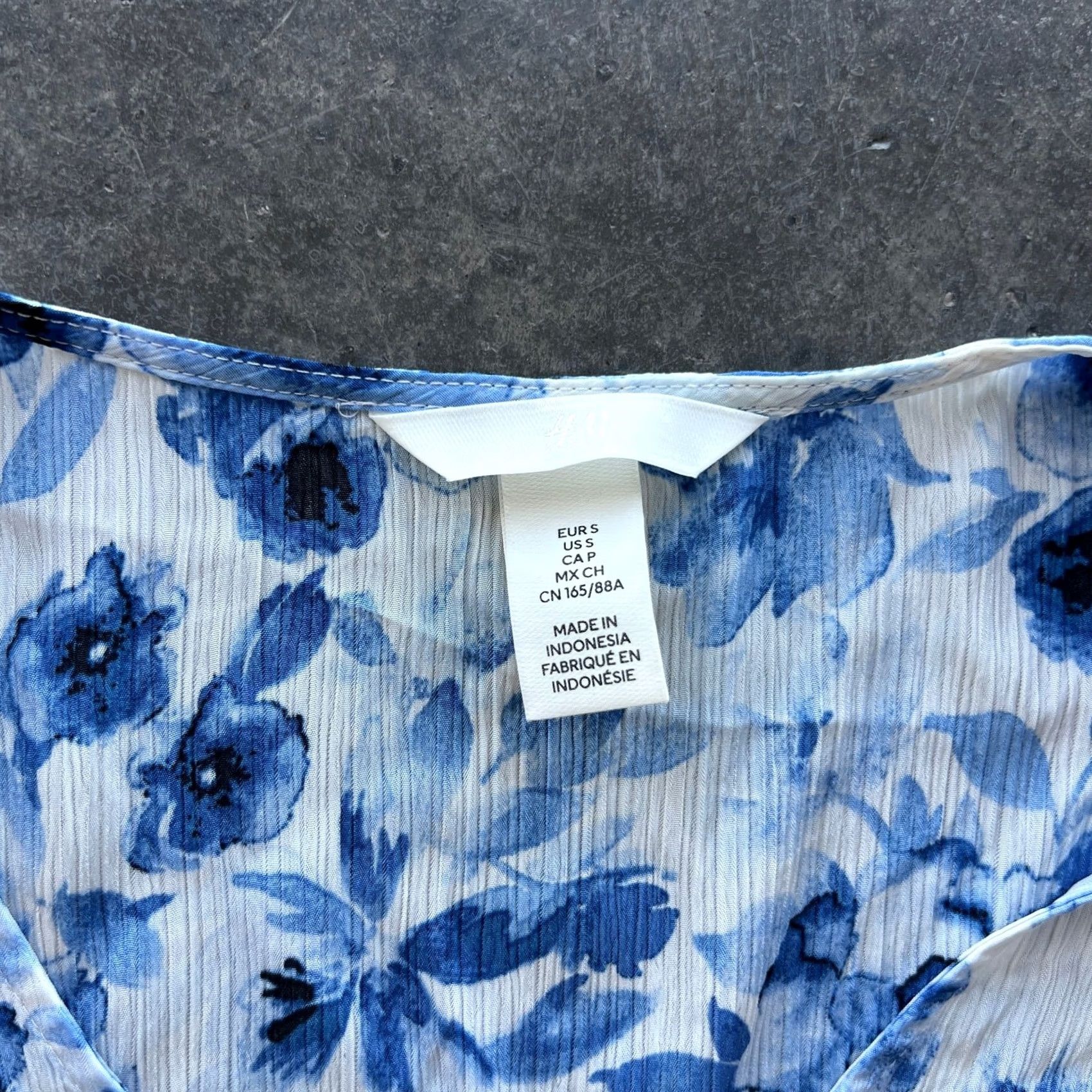 H&M VINTAGE H&M Blouse Womens Size S V-Neck Floral White Blue Boho Cropped Top Sleeve Balloon Long Sleeve Casual Festive Size S / US 4 / IT 40 - 3 Thumbnail