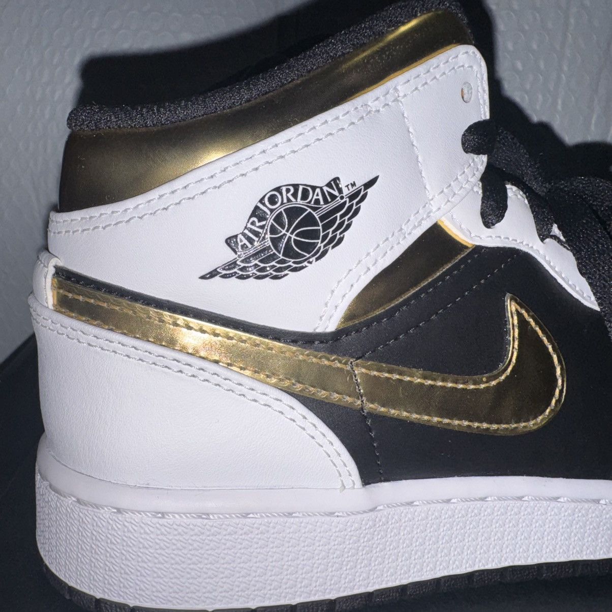 Jordan Brand Nike Air Jordan 1 Mid Black White Gold GS Size 5.5Y Size US 5.5 / EU 38 - 5 Thumbnail