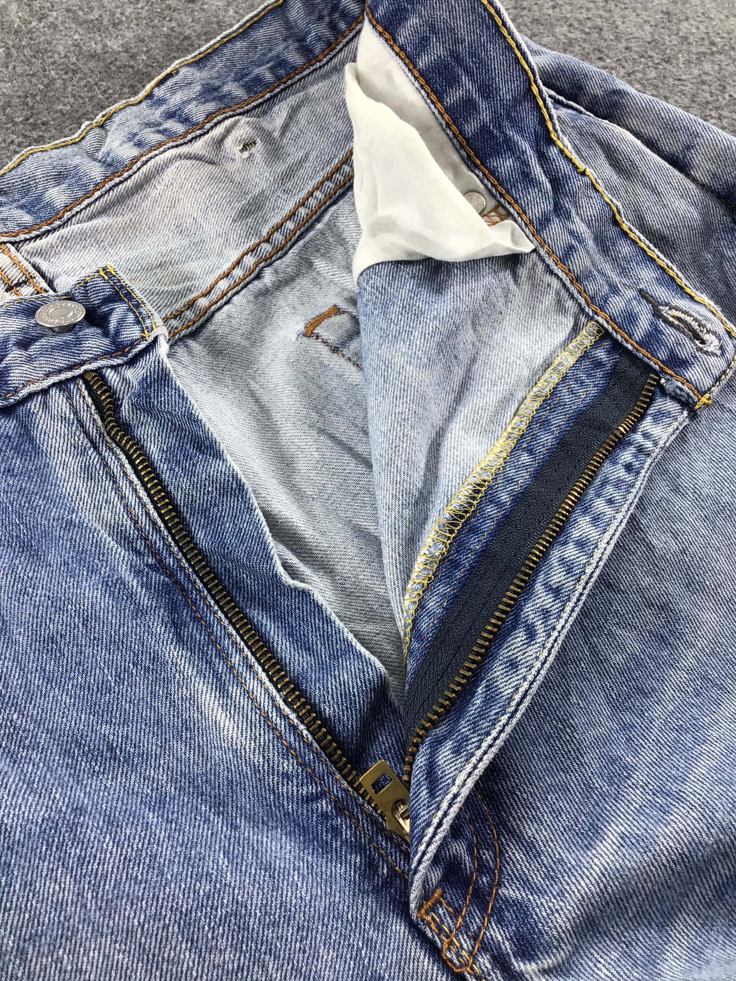 Levi's Vintage Levis 550 Jeans Faded Blue Distressed Denim -J549 Size US 39 - 8 Thumbnail