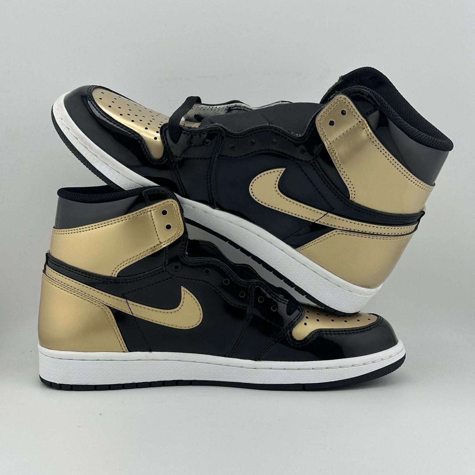 Nike Air Jordan 1 Retro High Black Metallic Gold US9 New with Box Size US 9 / EU 42 - 6 Thumbnail