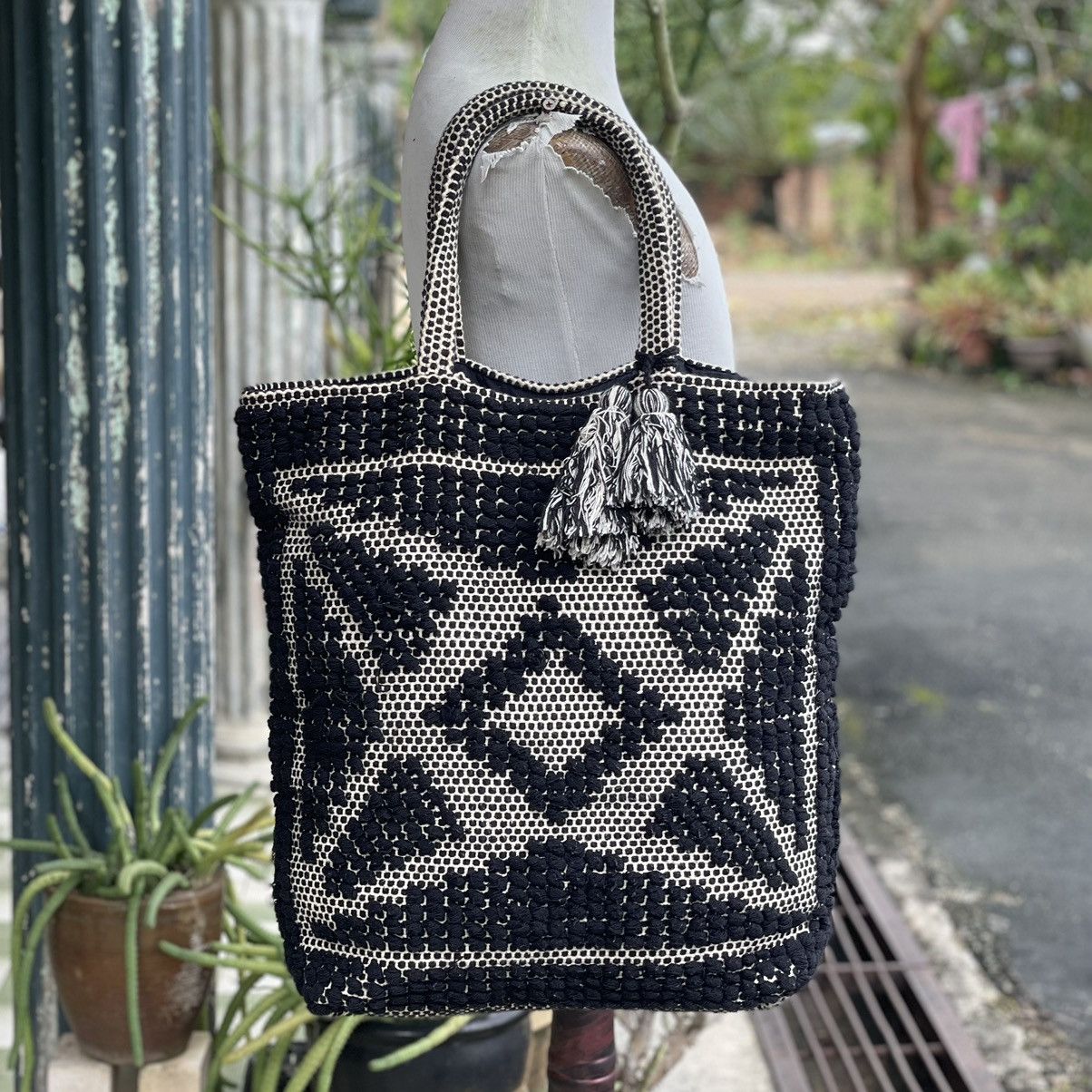 Abercrombie & Fitch × Hypebeast 🔥 RARE Oversized Abercrombie & Fitch Handcrafted Knit Tote Size ONE SIZE - 2 Thumbnail