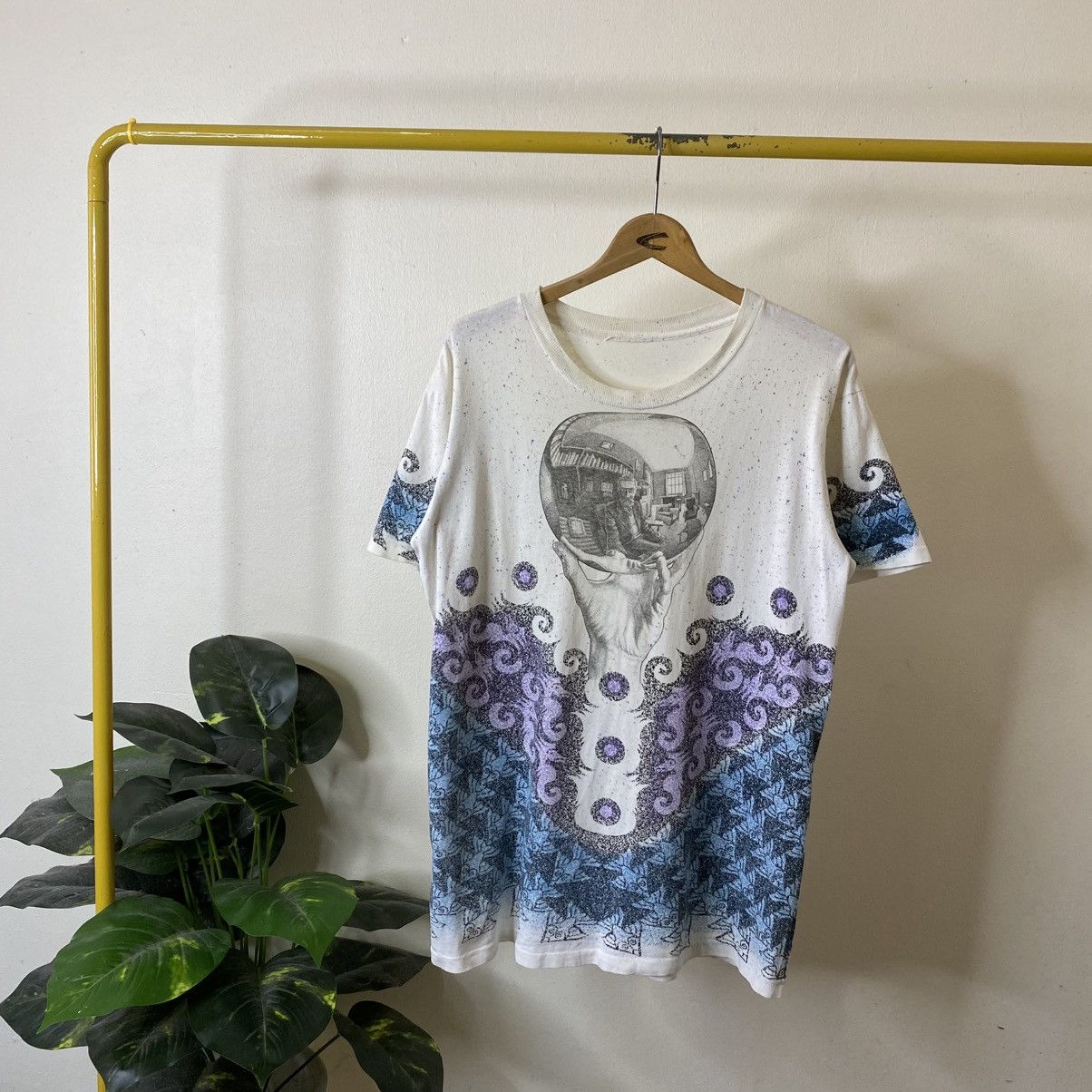 Vintage Vintage 90s M.C. Escher Andazia all-over print Art T shirt Size US L / EU 52-54 / 3 - 1 Thumbnail
