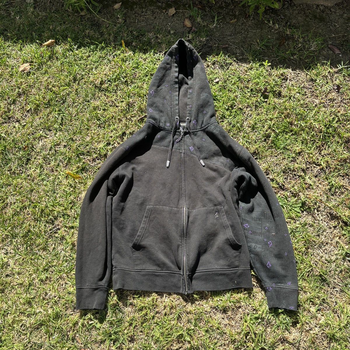 Volcom 2000s faded black Volcom zip up hoodie with purple accents Size US M / EU 48-50 / 2 - 1 Thumbnail