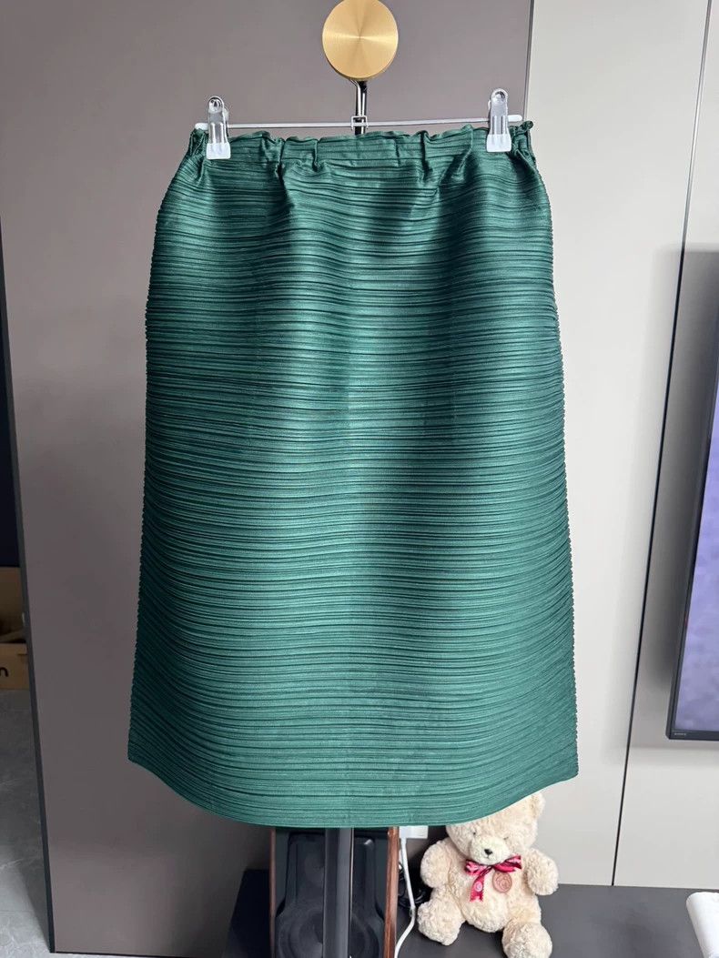 Issey Miyake Issey Miyake size:3 Dark green horizontal striped skirt Size 22" - 2 Thumbnail
