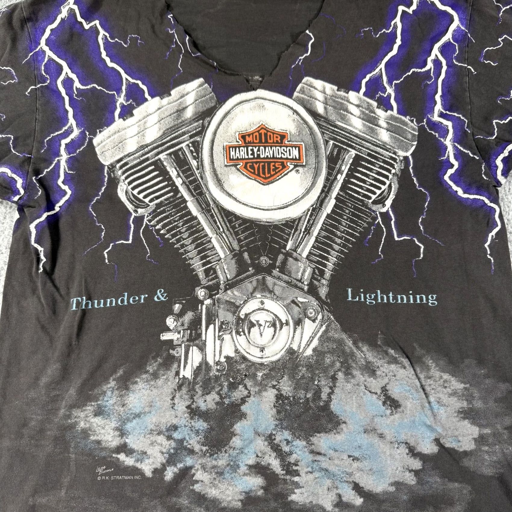 Harley Davidson VINTAGE Harley-Davidson Shirt Mens Large Black Thunder Lightning Engine 90s Distressed Graphic Print Short Sleeve V-Neck T-Shirt Men L USA Used Size US L / EU 52-54 / 3 - 4 Thumbnail