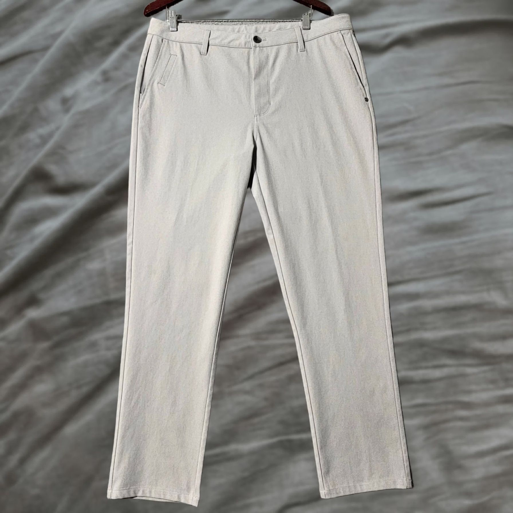 Vuori Vuori Cascade Tech Chino Pant Mens 36 V427-L Tapered Athletic Slim Fit Stretch Gray 30 Inseam Regular Waist 37 Inseam Gray Mens Chino Pants Size US 36 / EU 52 - 1 Thumbnail