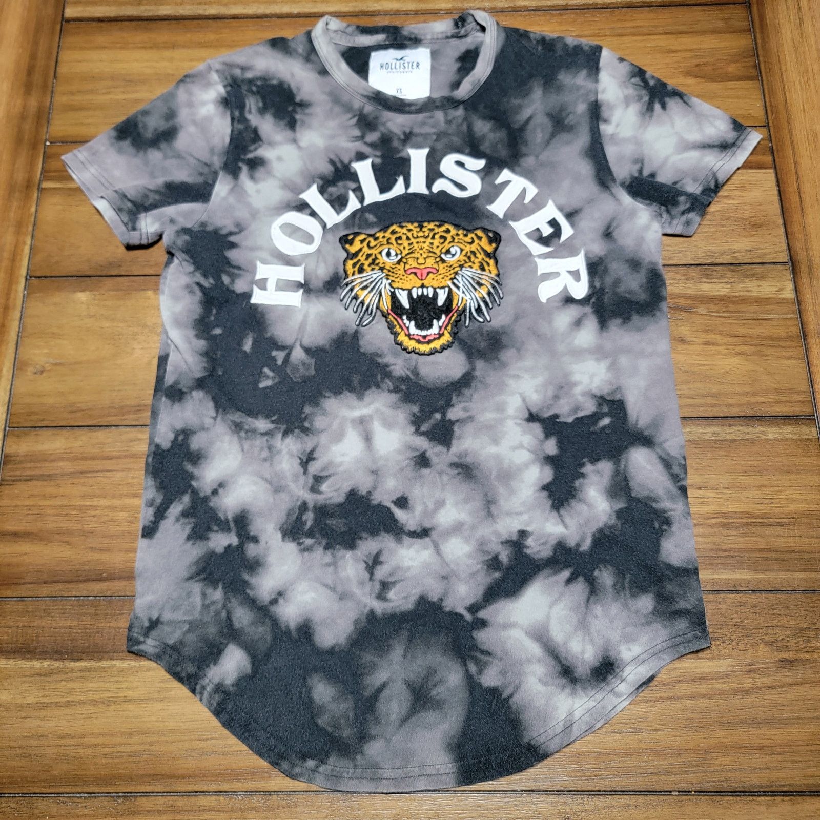 Hollister Hollister Black Tie-Dye Tee Cheetah Face - Size XS Size XS / US 0-2 / IT 36-38 - 1 Thumbnail