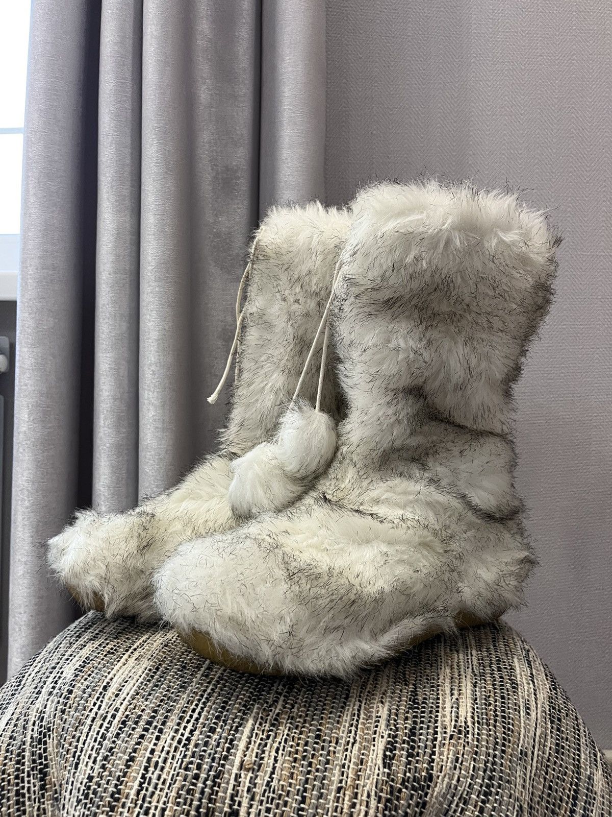 Avant Garde Vintage Faux Fur Boots Yeti Shoes Y2K Ankle Boots in White, Women's (Size 7)