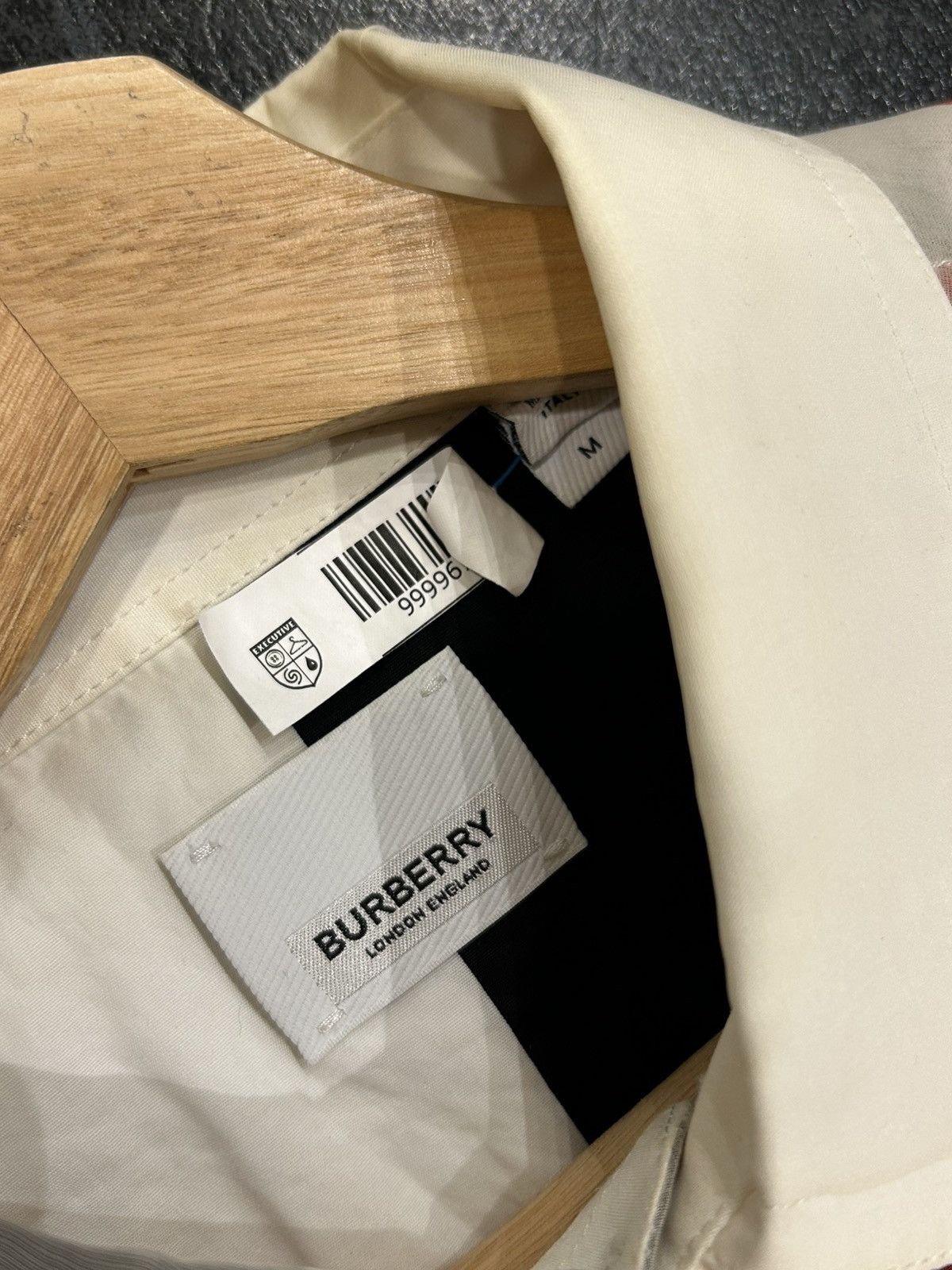 Burberry Burberry Universal Passport Button Up Size US M / EU 48-50 / 2 - 3 Thumbnail