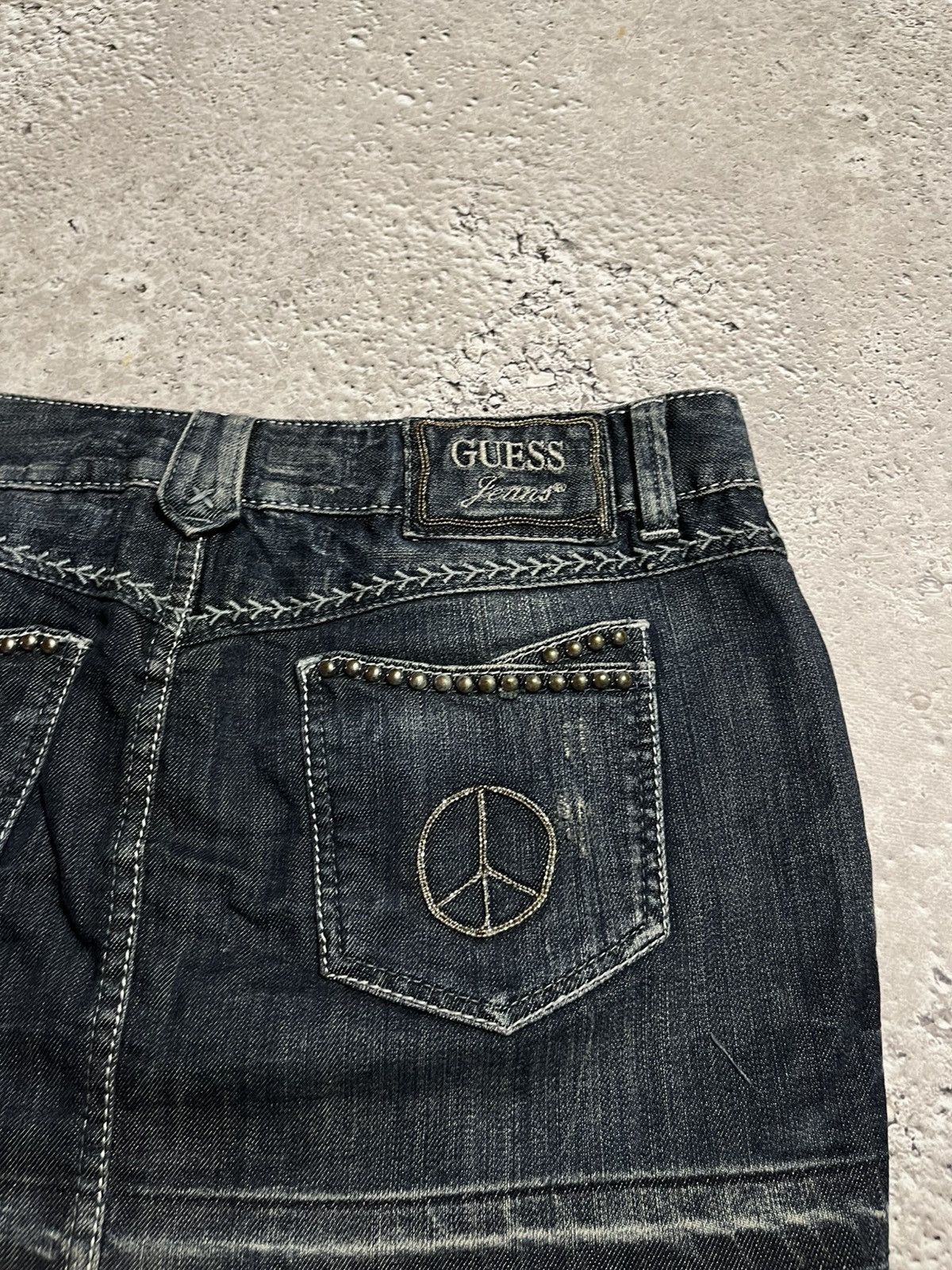 Guess × Vintage Y2K Guess Jeans Peace Patch Mini Denim Skirt Size M Size 30" / US 8 / IT 44 - 4 Thumbnail