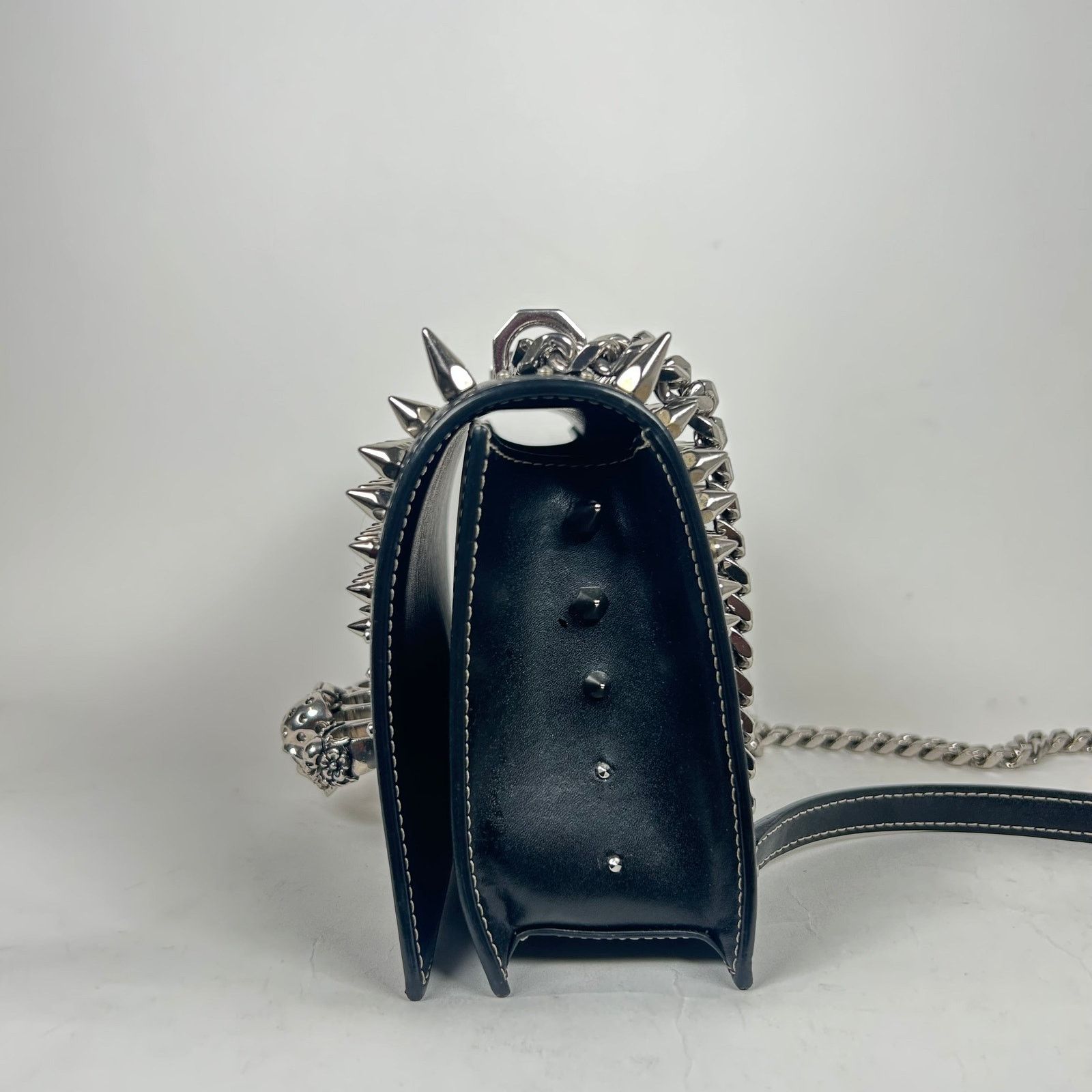 Alexander McQueen Alexander McQueen Black Jeweled Spike Skull Shoulder Bag Size ONE SIZE - 4 Thumbnail
