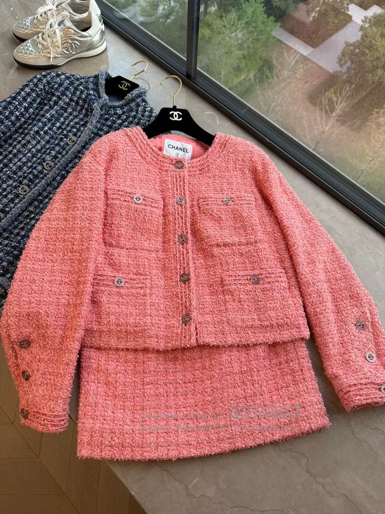 Chanel Chanel 20p orange suit jacket with skirt Size XS / US 0-2 / IT 36-38 - 1 Thumbnail
