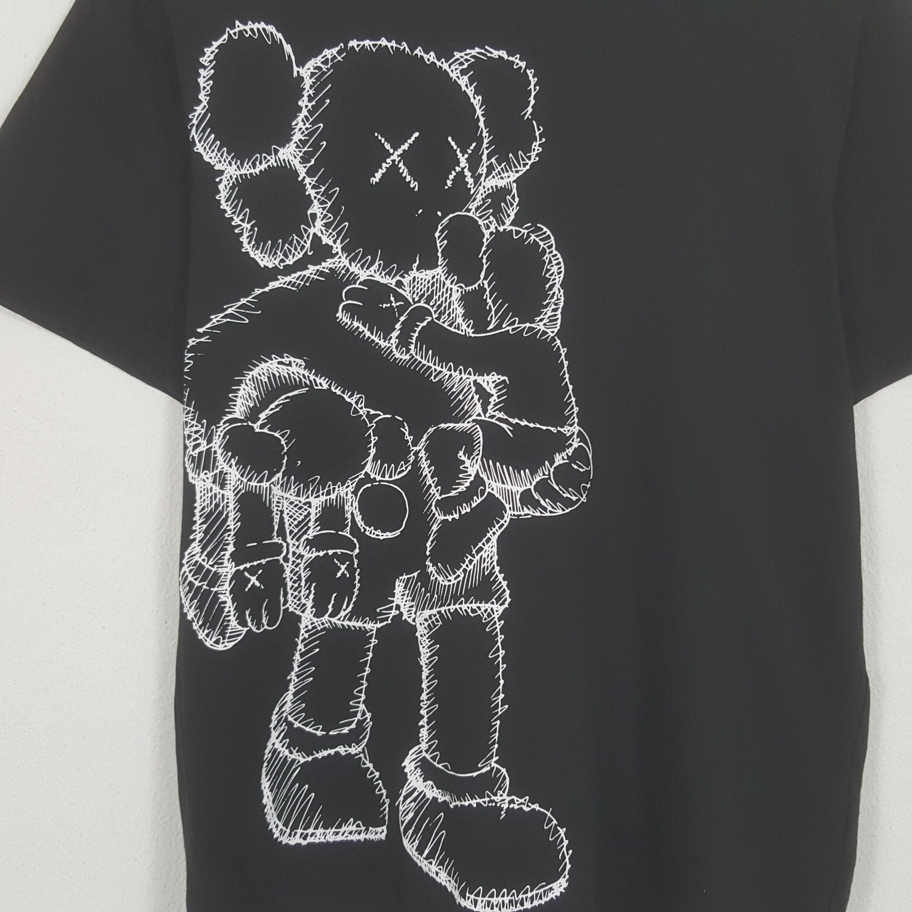 Kaws × Uniqlo × Vintage Vintage Kaws Big Logo Tshirt Size US M / EU 48-50 / 2 - 2 Thumbnail
