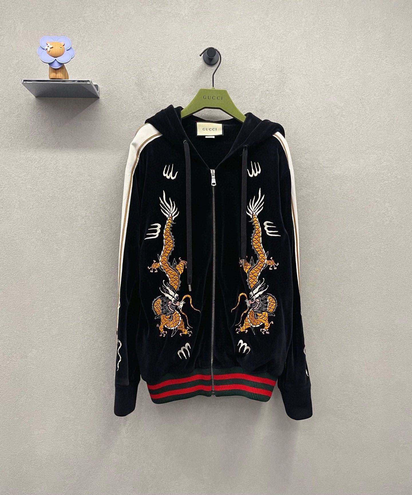 Gucci gucci dragon embroidered black velvet jacket Size US S / EU 44-46 / 1 - 1 Thumbnail