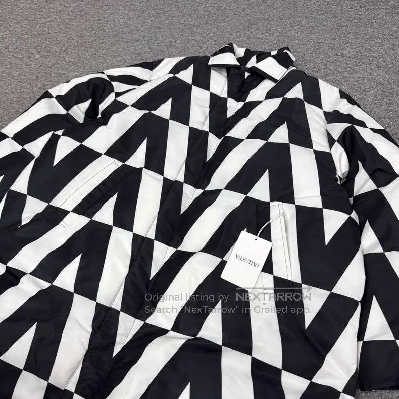 Valentino Valentino Wear a down jacket with a large logo printed on Size US M / EU 48-50 / 2 - 4 Thumbnail