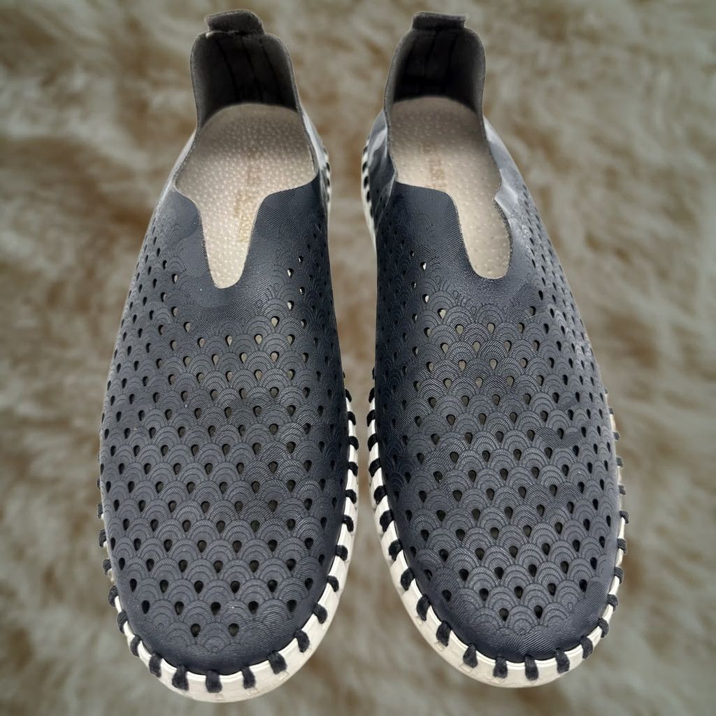 Vintage VINTAGE Isle Jacobsen Navy Blue Tulip Perforated White Sole Slip On Sneakers Women 36 6 Size US 6 / IT 36 - 1 Thumbnail