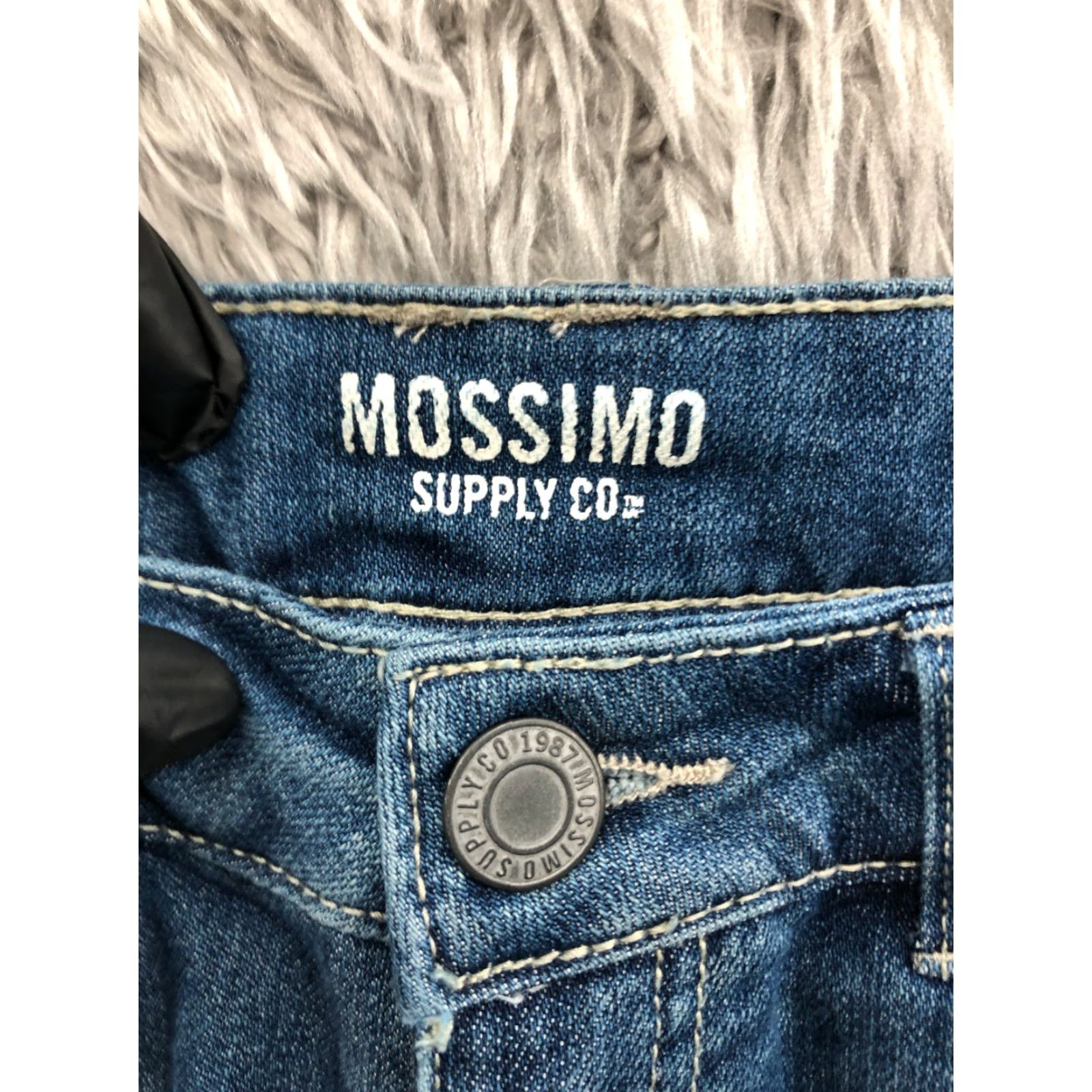 Mossimo Mossimo Cut-off Shorts Juniors Size 5 Mid Rise Medium Wash Blue Denim Raw Hem Womens Shorts Size 27" / US 4 / IT 40 - 6 Thumbnail