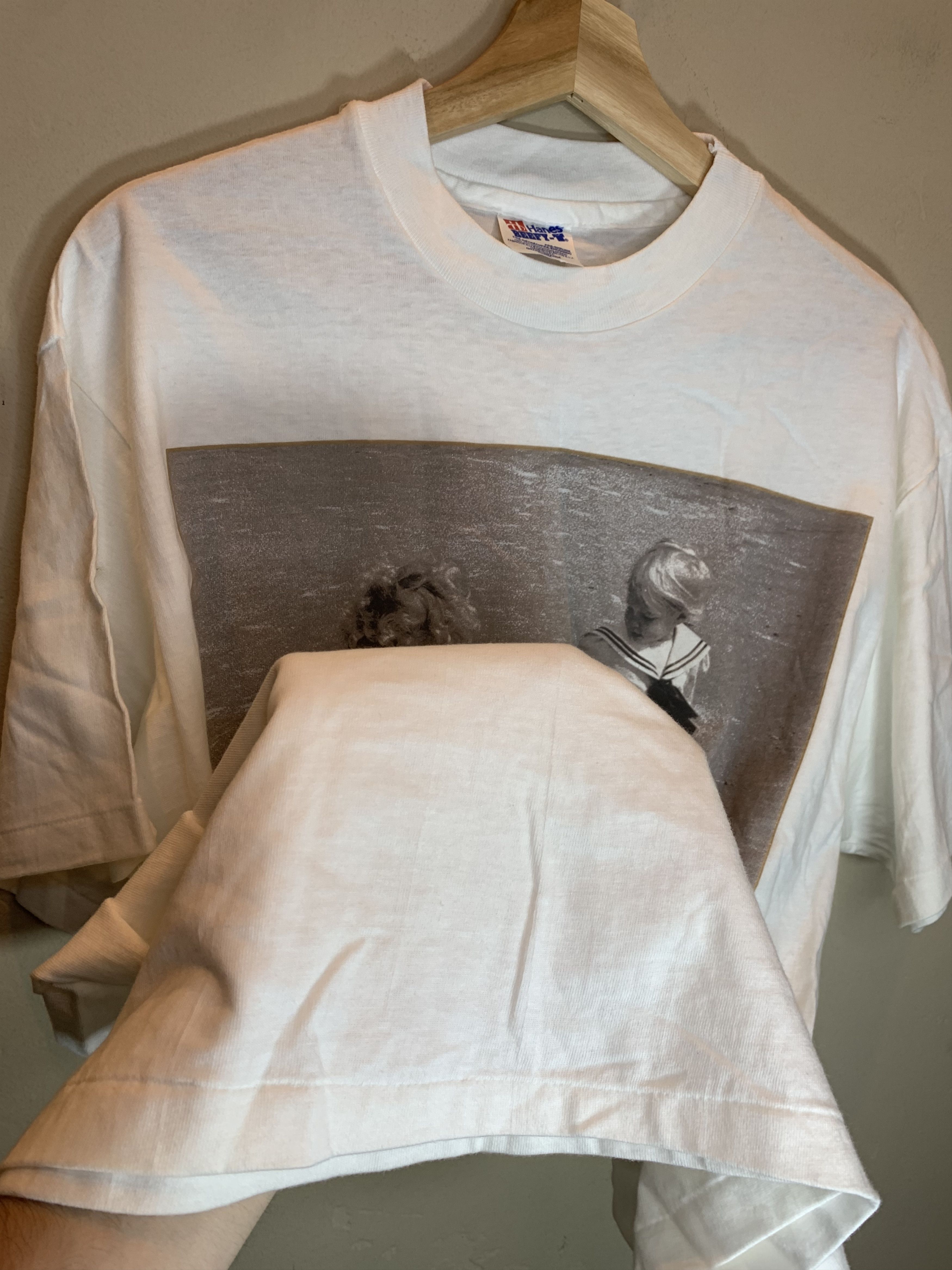 Vintage RARE* Vintage 90s Children Holding Hands Beach Photo T-Shirt Size US L / EU 52-54 / 3 - 5 Thumbnail