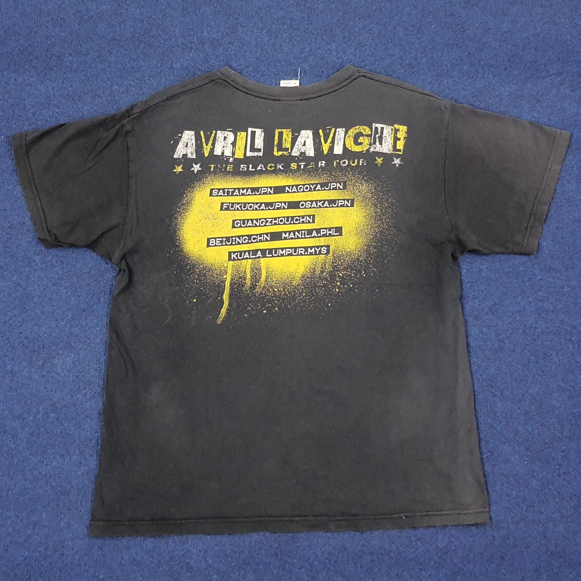 Band Tees Vintage Avril Lavigne The Black Star Tour Tshirt C239N51 Size US M / EU 48-50 / 2 - 3 Thumbnail