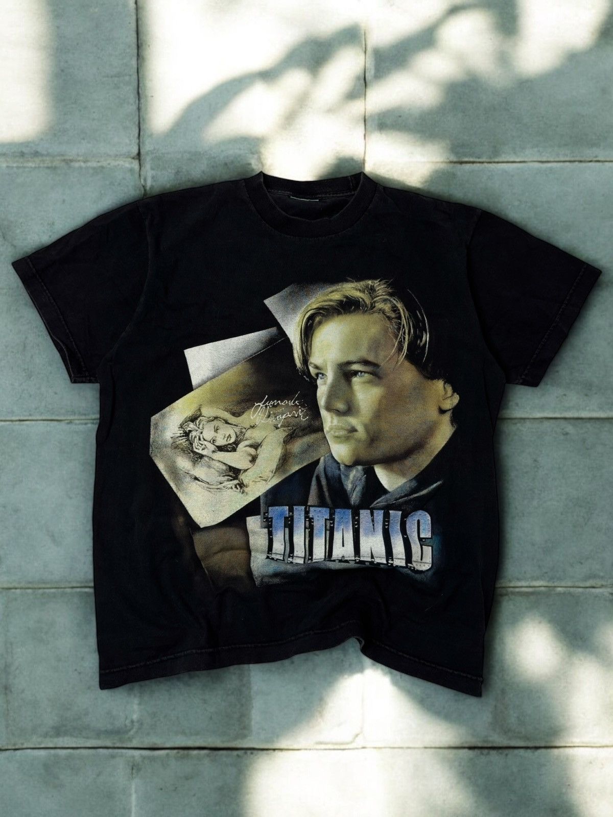 Vintage Vintage 90s Titanic Leo Di Caprio movie tee all over print Size US M / EU 48-50 / 2 - 1 Thumbnail