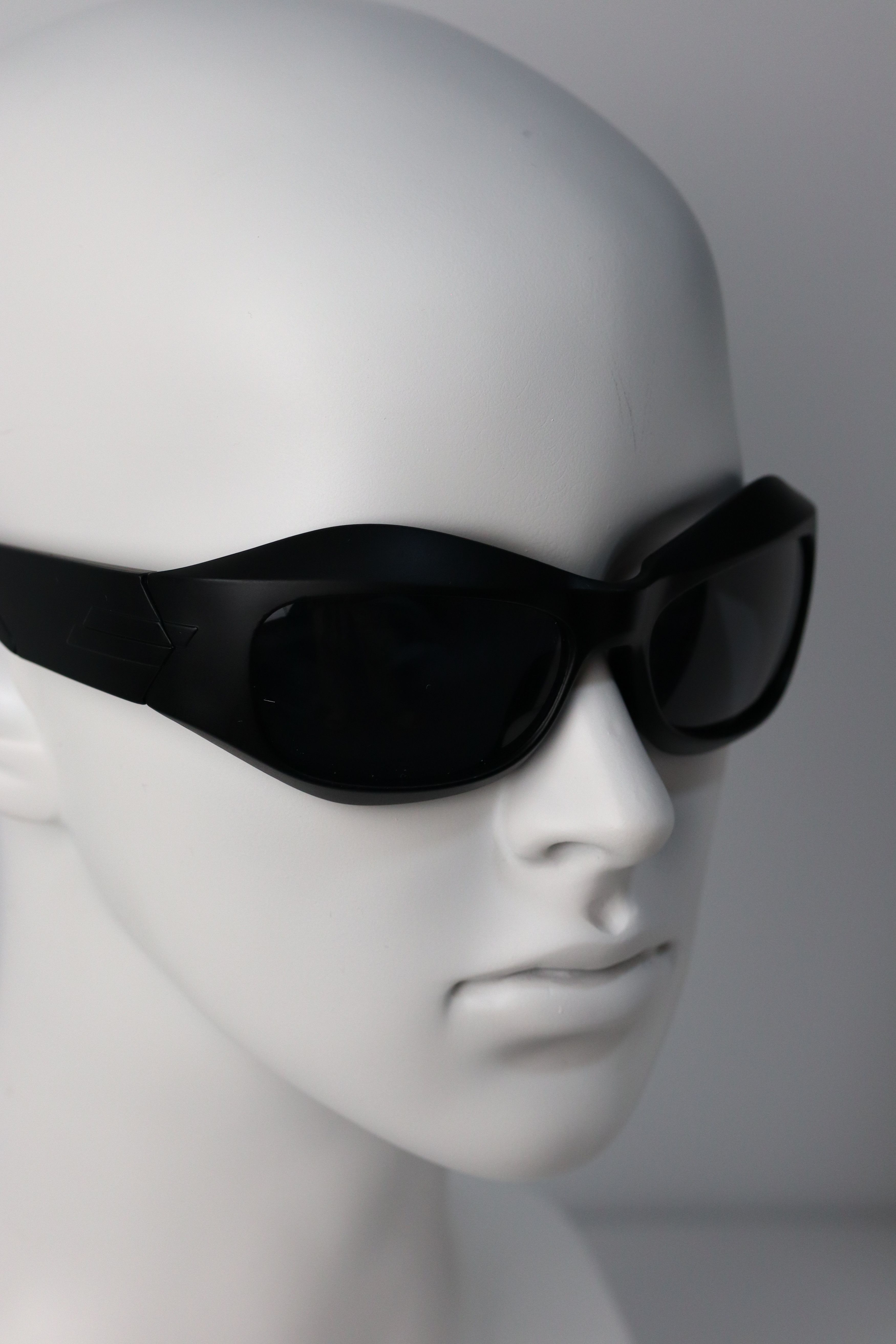 Japanese Brand Y2k Avant Garde Futuristic Black Sunglasses Unisex OS Size ONE SIZE - 5 Thumbnail
