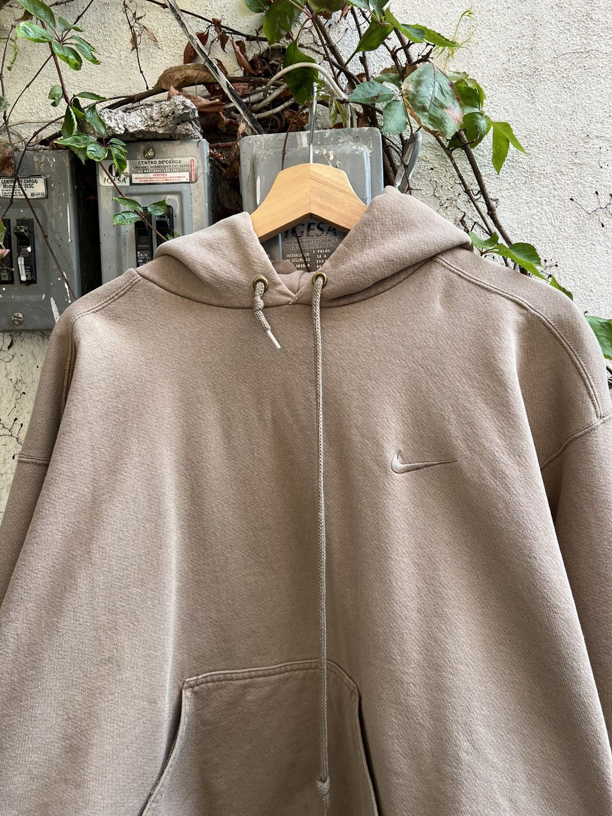 Nike 90s Nike Mini Swoosh Embroidered Boxy Hoodie Size US L / EU 52-54 / 3 - 2 Thumbnail