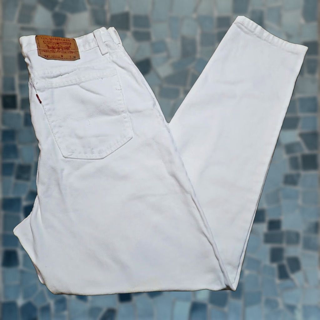 Levi's Vintage Levi's Women's Size 14 32x30 White Tapered Fit Distressed Denim Jeans Made in USA Size 36" / US 14 / IT 50 - 1 Thumbnail