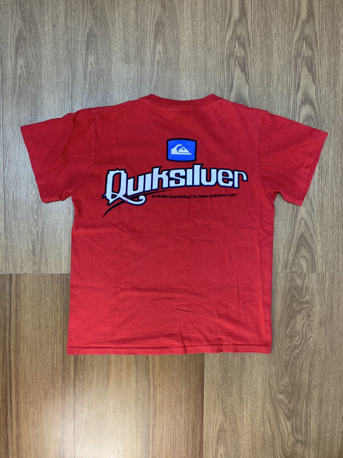 Early 00's QUIKSILVER Surfer Skater Logo Spellout Graphic Red T-Shirt