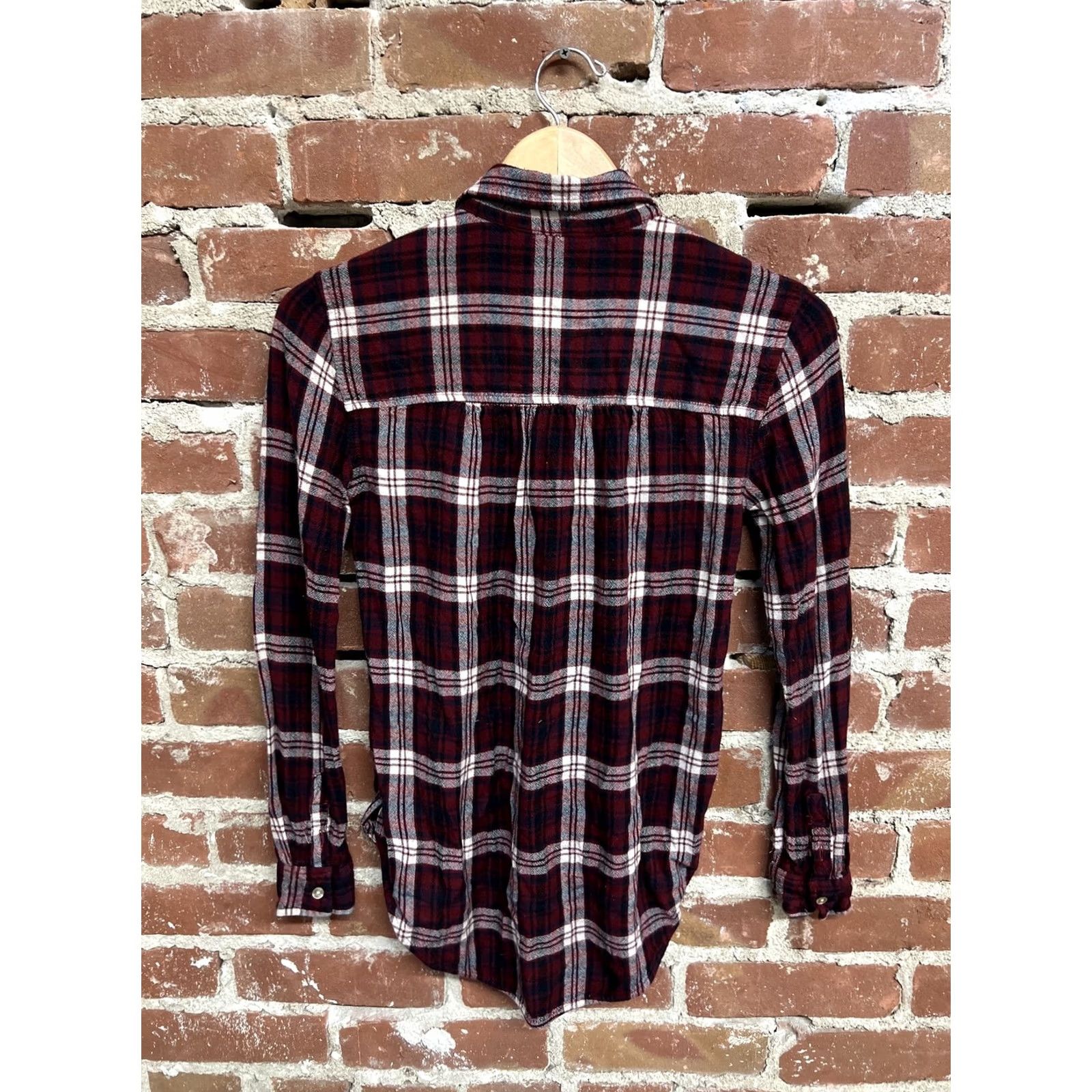 American Eagle Outfitters Basic Womens XS Red American Eagle Plaid Button Flannel Boyfriend Fit Size Size XS / US 0-2 / IT 36-38 - 2 Thumbnail