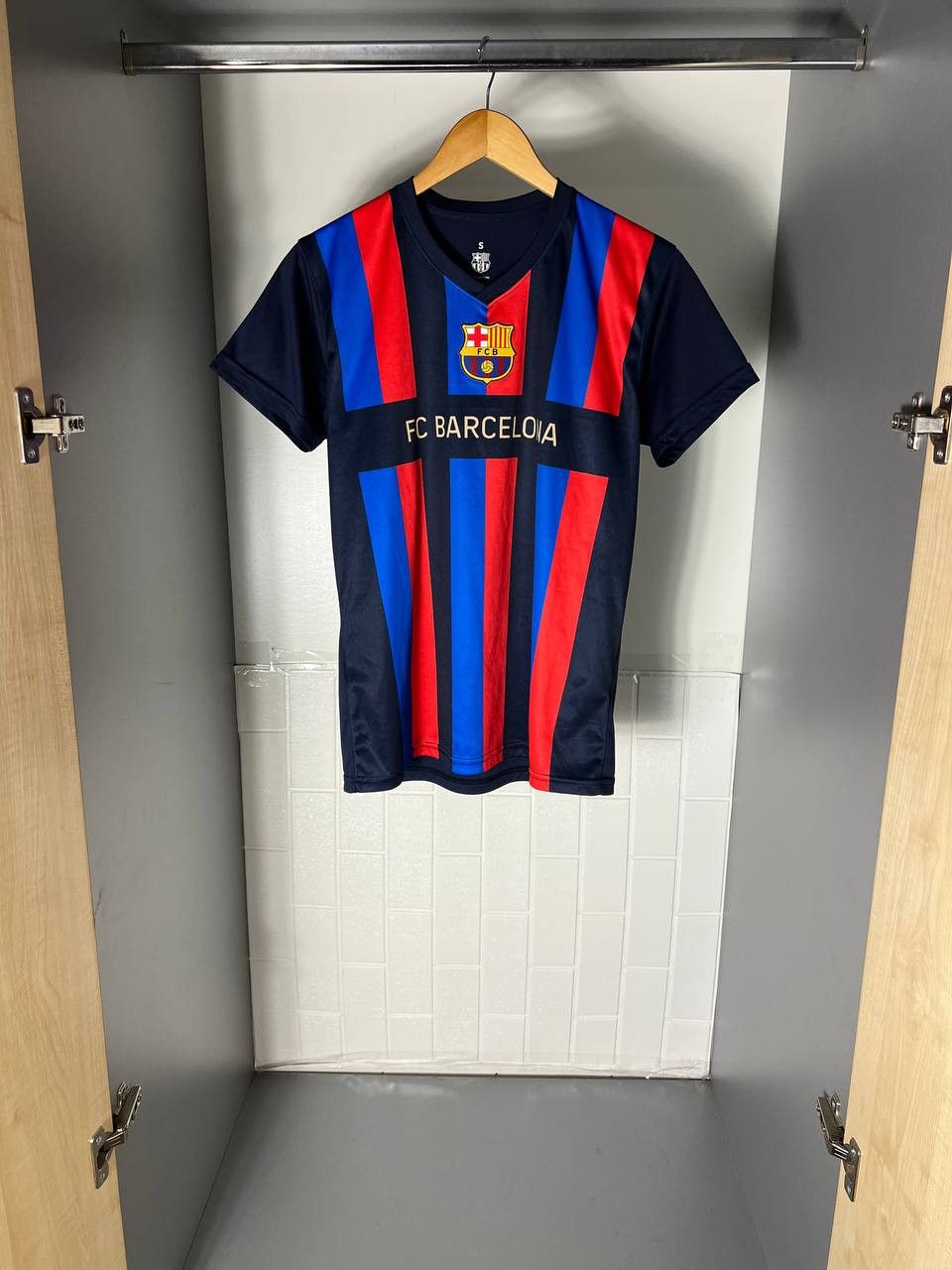 Vintage VERY RARE FC BARCELONA SPAIN SOCCER JERSRY RETRO Y2K 90s Size US S / EU 44-46 / 1 - 4 Thumbnail