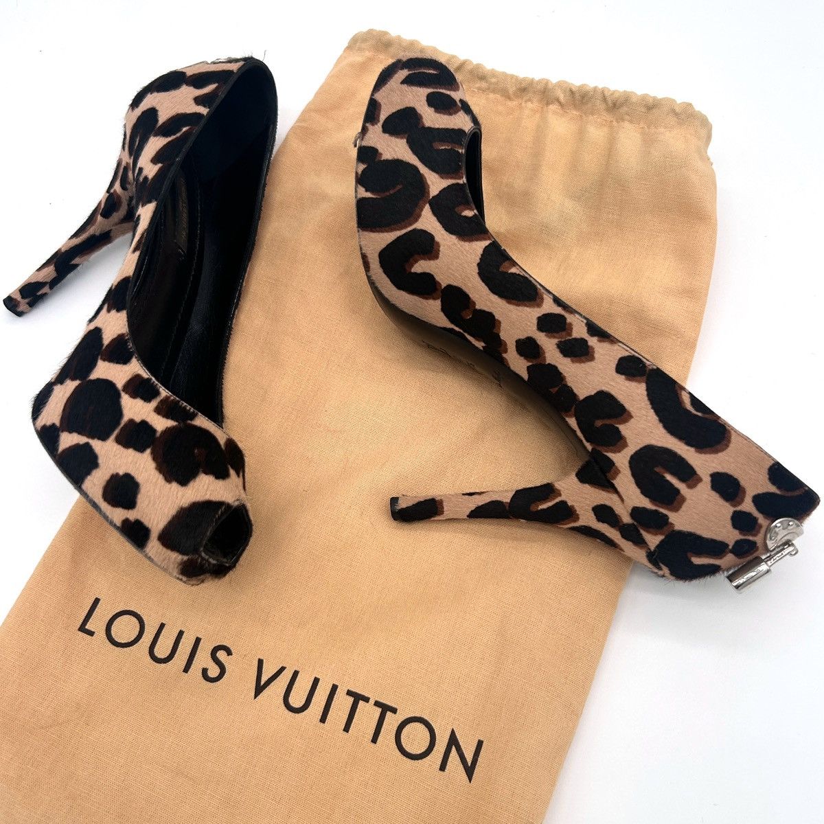 Louis Vuitton Vintage Louis Vuitton Padlock Heels (US 6.5) Size US 6.5 / IT 36.5 - 7 Thumbnail
