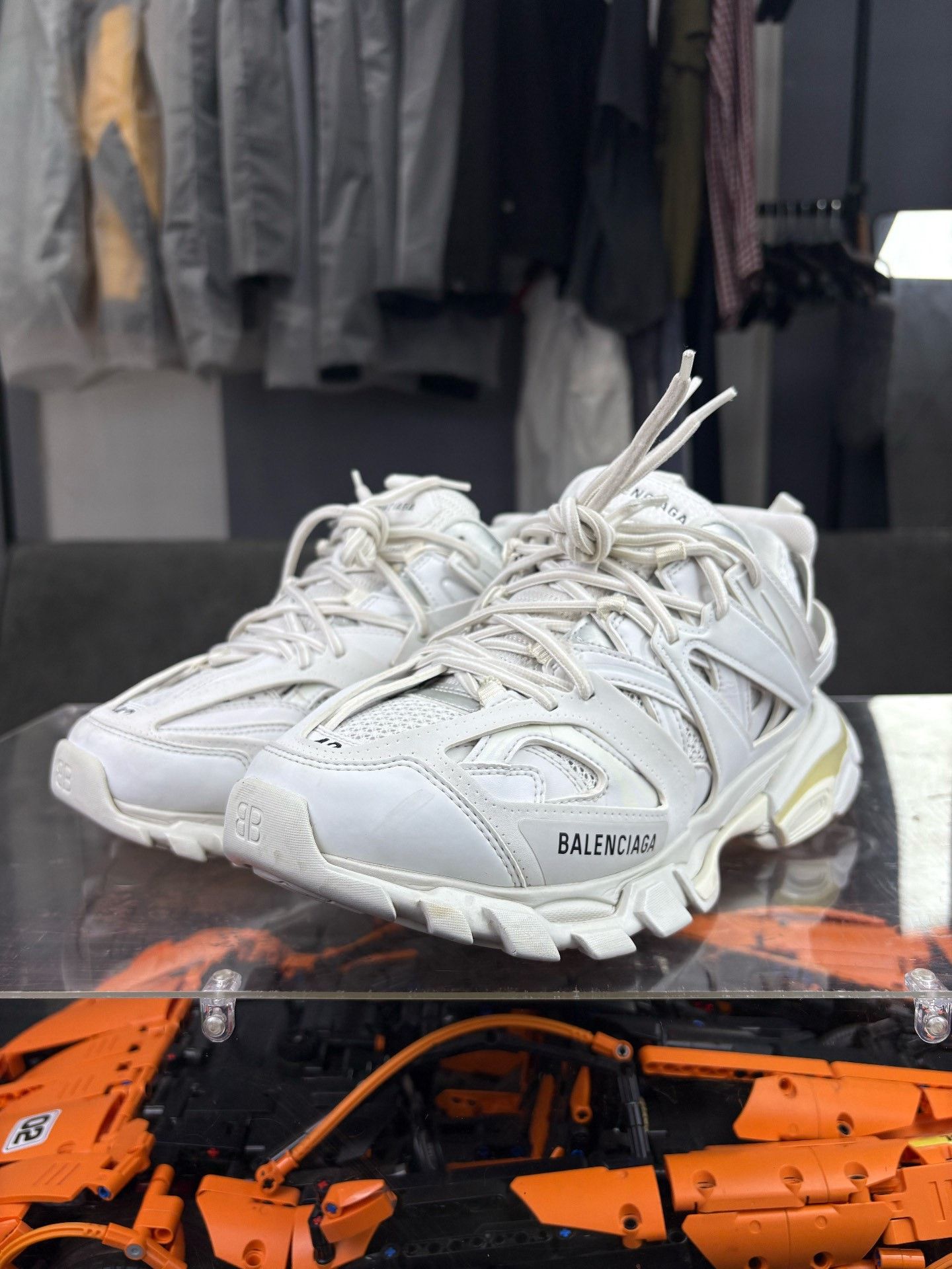 Balenciaga Balenciaga White Lowtop Sneakers 9 Men Size US 9 / EU 42 - 1 Thumbnail