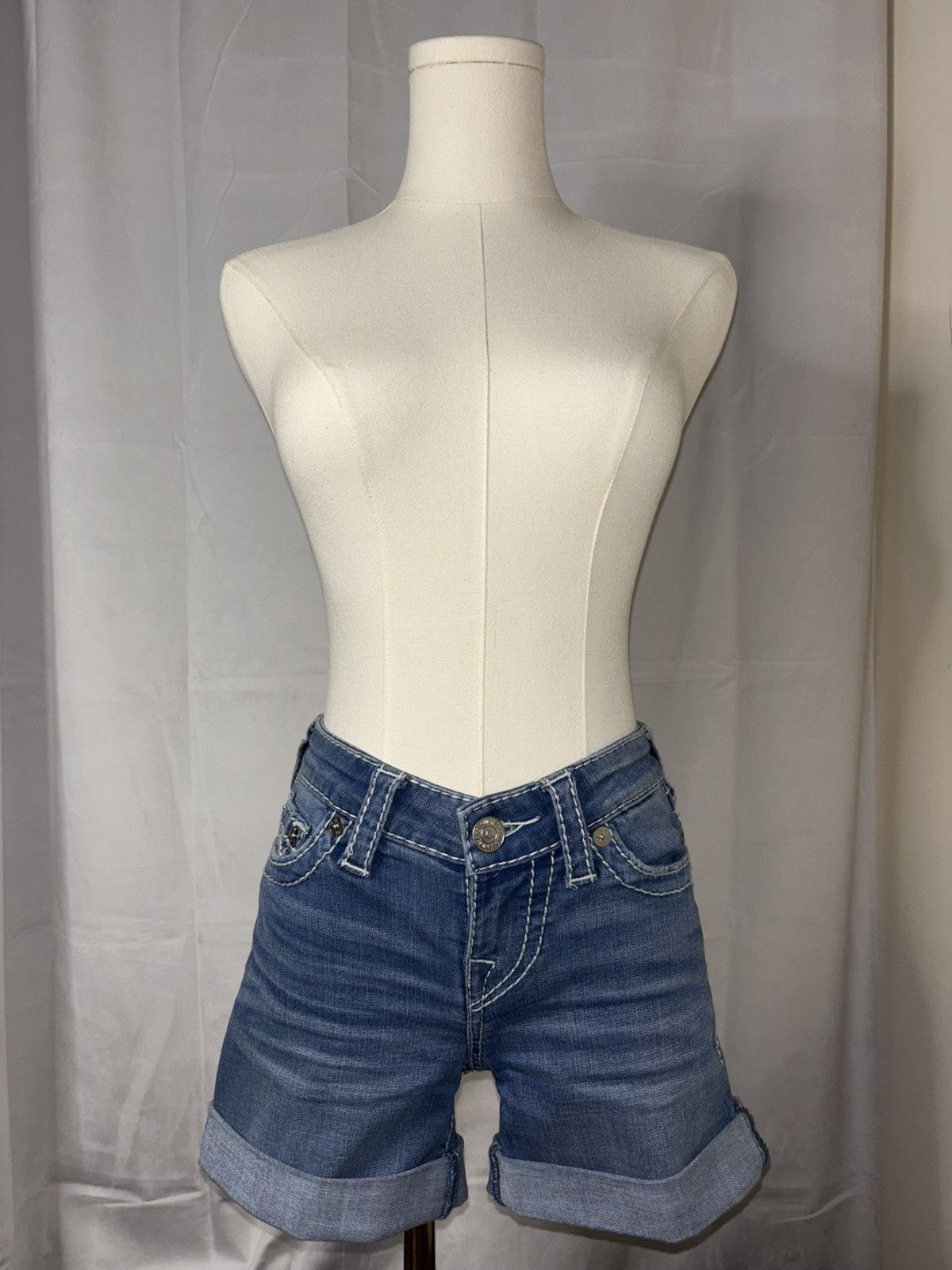 True Religion True Religion Jayde Mid-Rise Classic Shorts Light Denim 24 Size 24" / US 00 / IT 34 - 2 Thumbnail