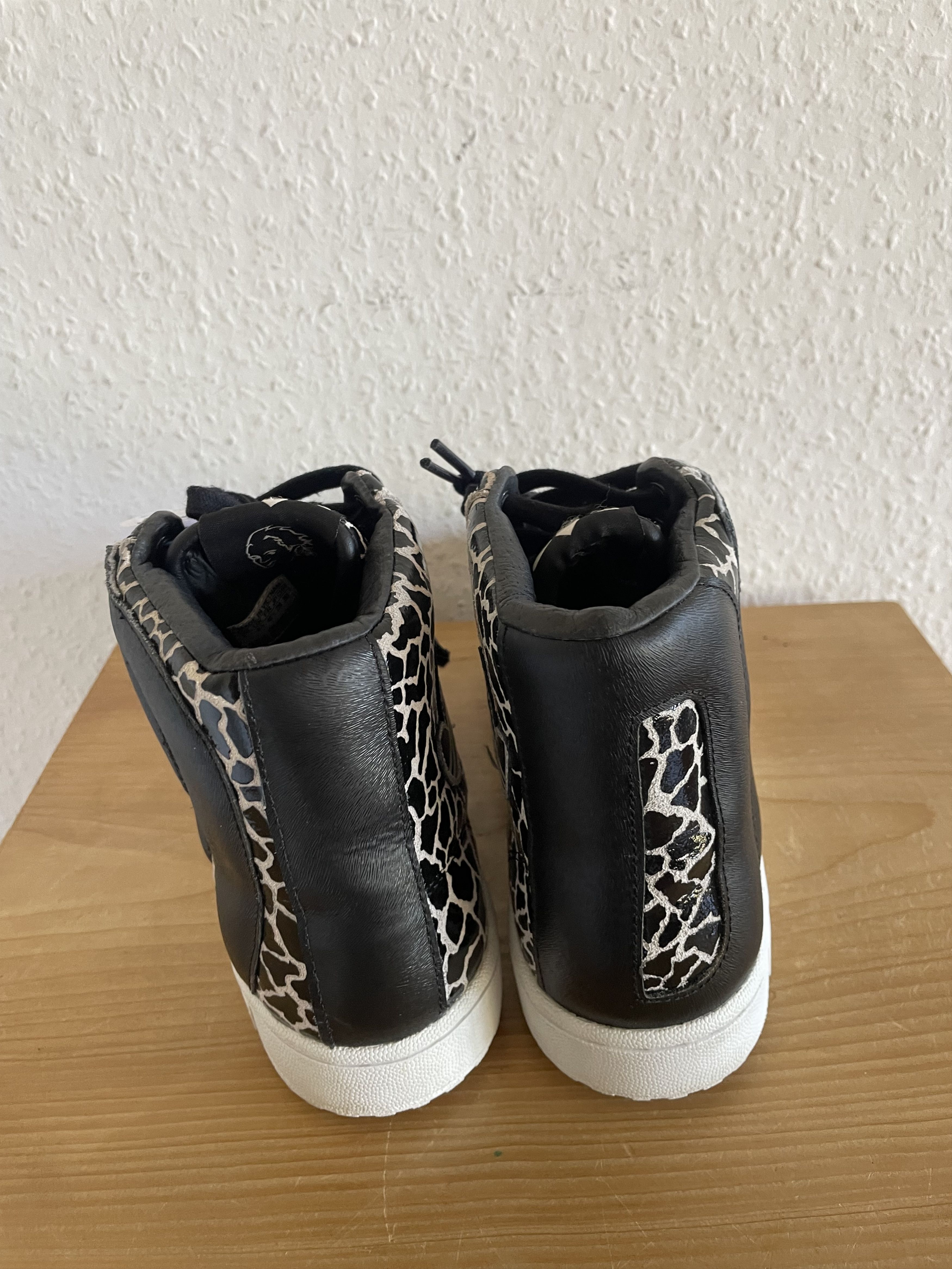 Adidas × Jeremy Scott JS Letters Giraffe Size US 9 / EU 42 - 3 Thumbnail