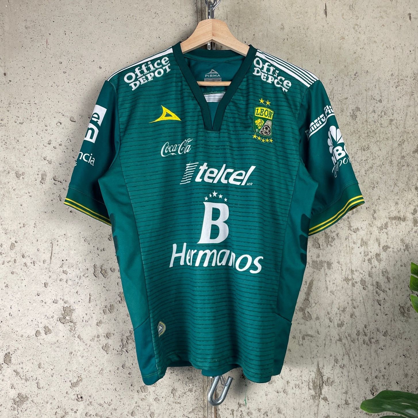Other Pirma Club Leon 2015/16 Home Medium Soccer Jersey Mens Kit Size US M / EU 48-50 / 2 - 1 Thumbnail