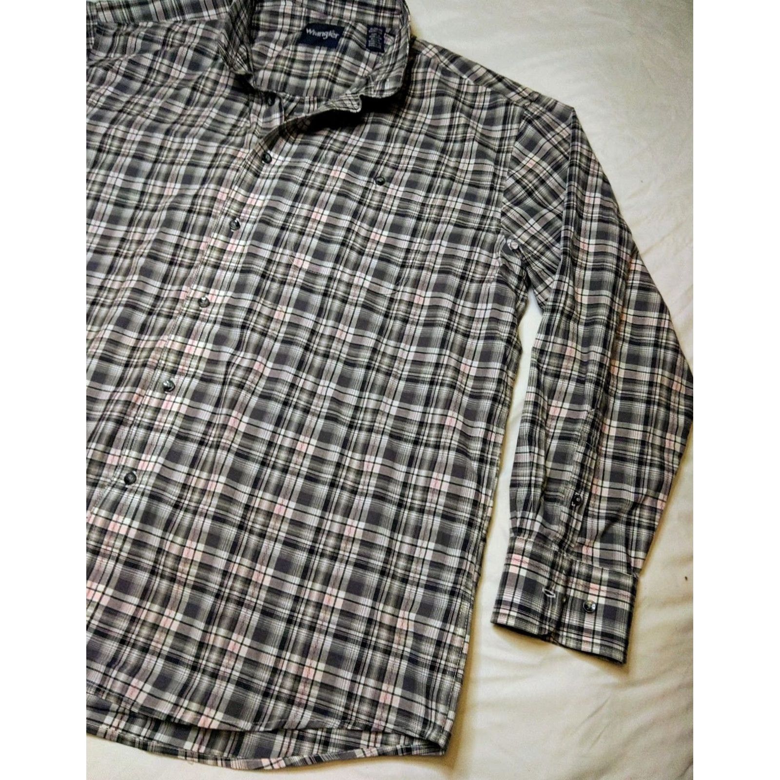 Wrangler Wrangler Shirt Mens XL Gray Pink Plaid Western Casual Workwear Button-Up Long Sleeve + Pocketed Button-Front Western Theme Mens Size US XL / EU 56 / 4 - 2 Thumbnail