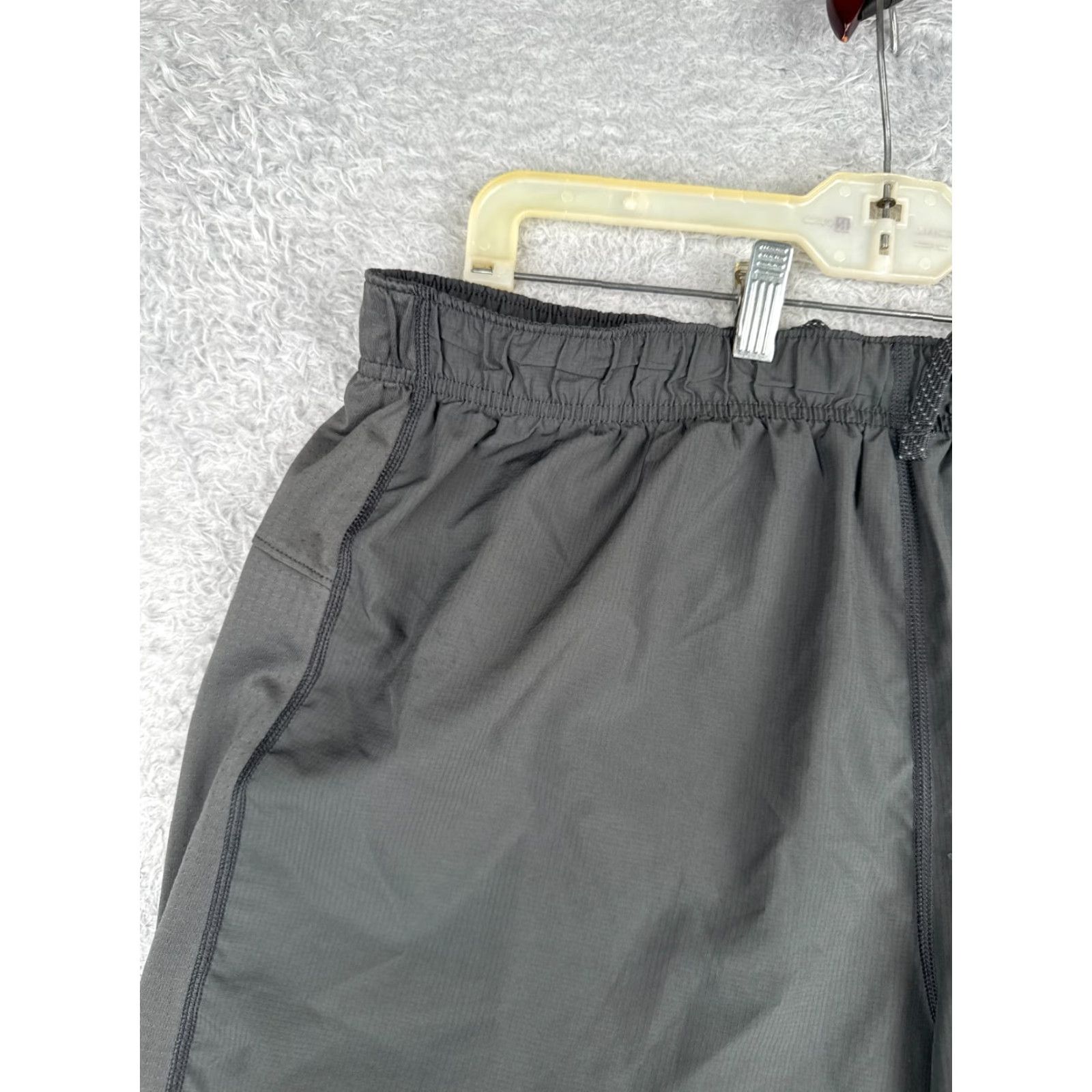Vintage Columbia Shorts Mens XL Gray 100% Polyester Cargo Pockets Quick Dry Lightweight Inseam 8in Athletic Outdoor Beach Size US 36 / EU 52 - 4 Thumbnail