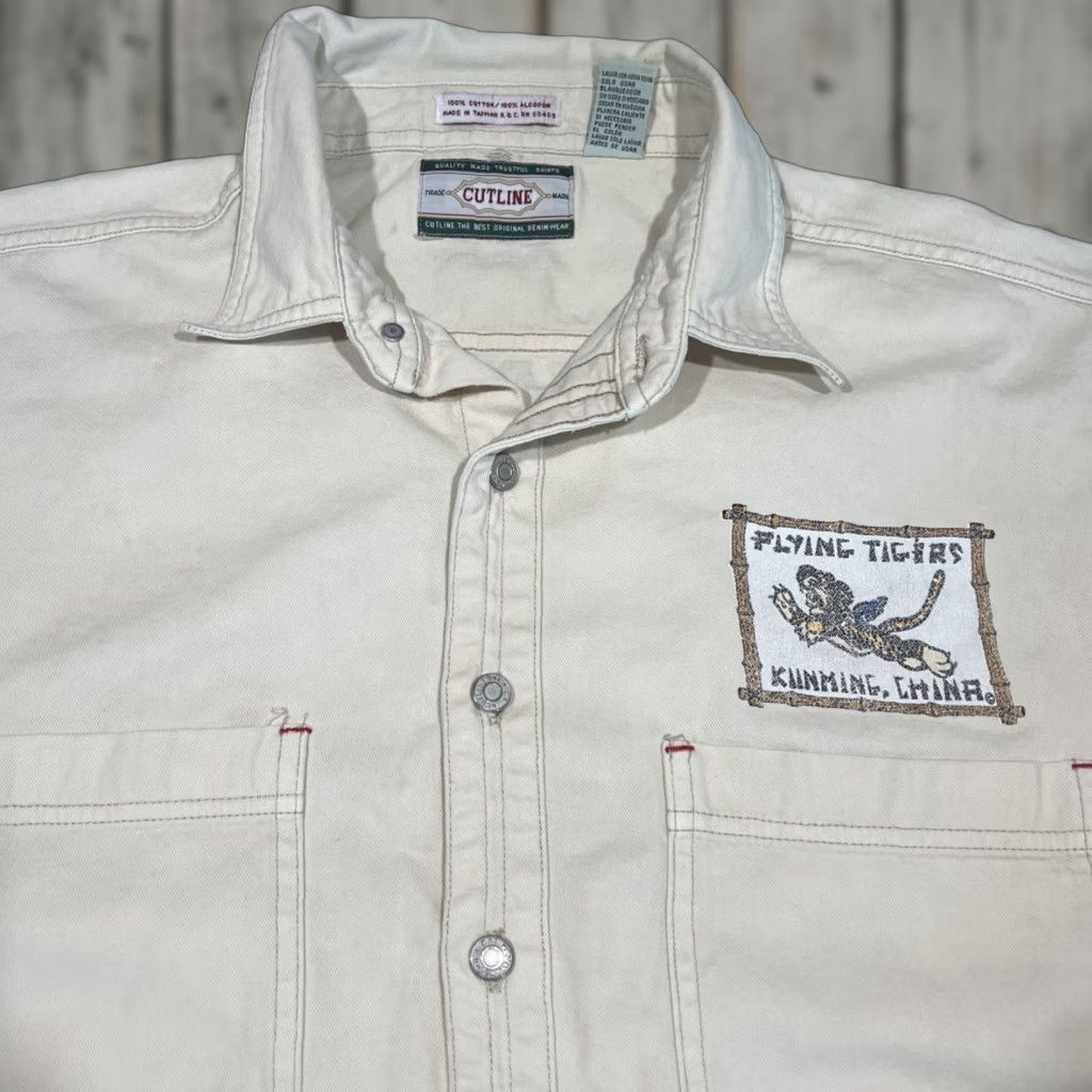 Vintage VINTAGE Cutline Flying Tigers WWII Military Men’s XL Button-Up Shirt Long Sleeve Cotton Beige Graphic Print Size US XL / EU 56 / 4 - 1 Thumbnail